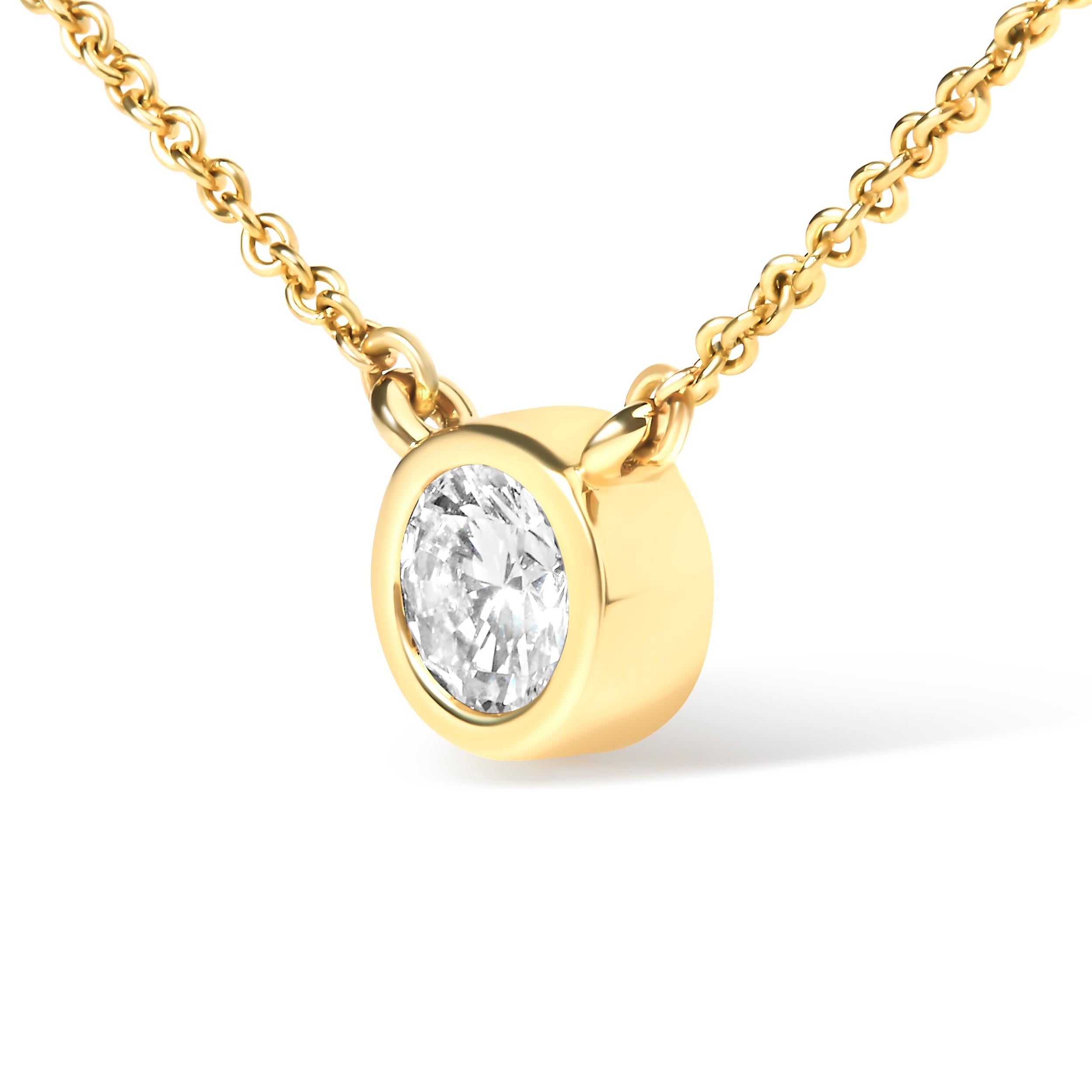Moderne Collier pendentif solitaire moderne serti clos en or jaune 10 carats et diamants de 1/10 carat en vente