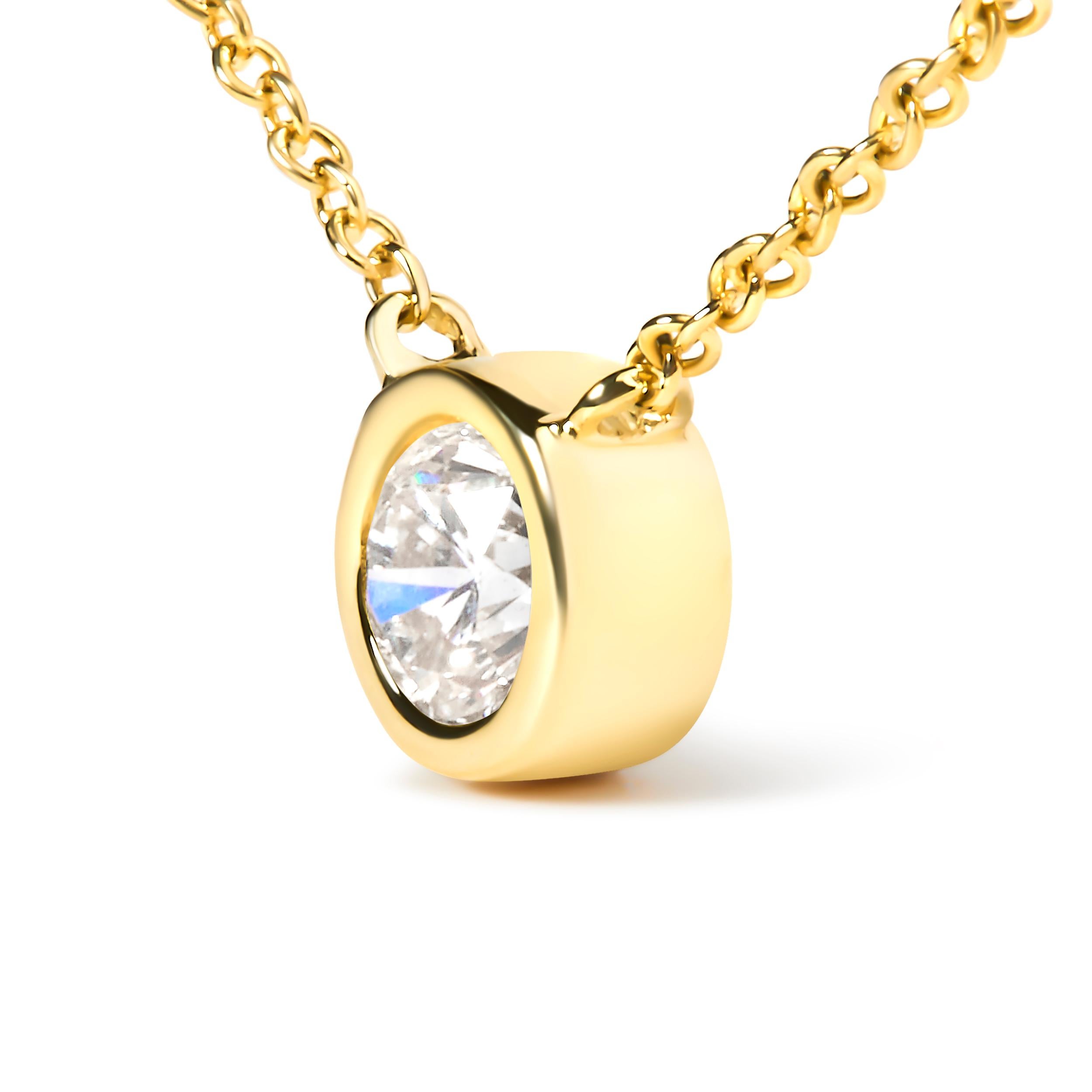Collier pendentif solitaire moderne serti clos en or jaune 10 carats et diamants de 1/10 carat Neuf - En vente à New York, NY