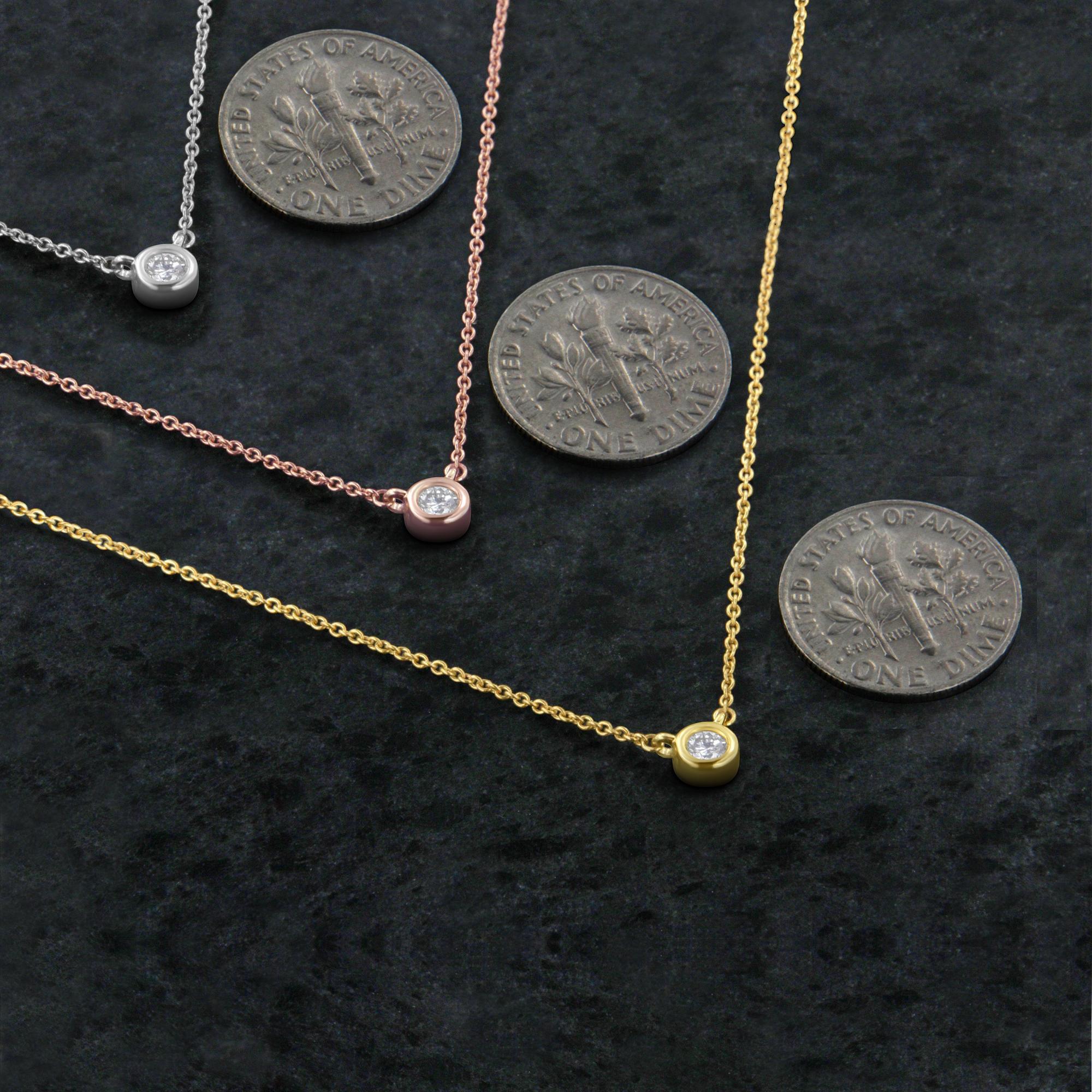 Taglio rotondo Collana con ciondolo solitario in oro giallo 10K con diamante taglio rotondo da 1/10 di carato in vendita
