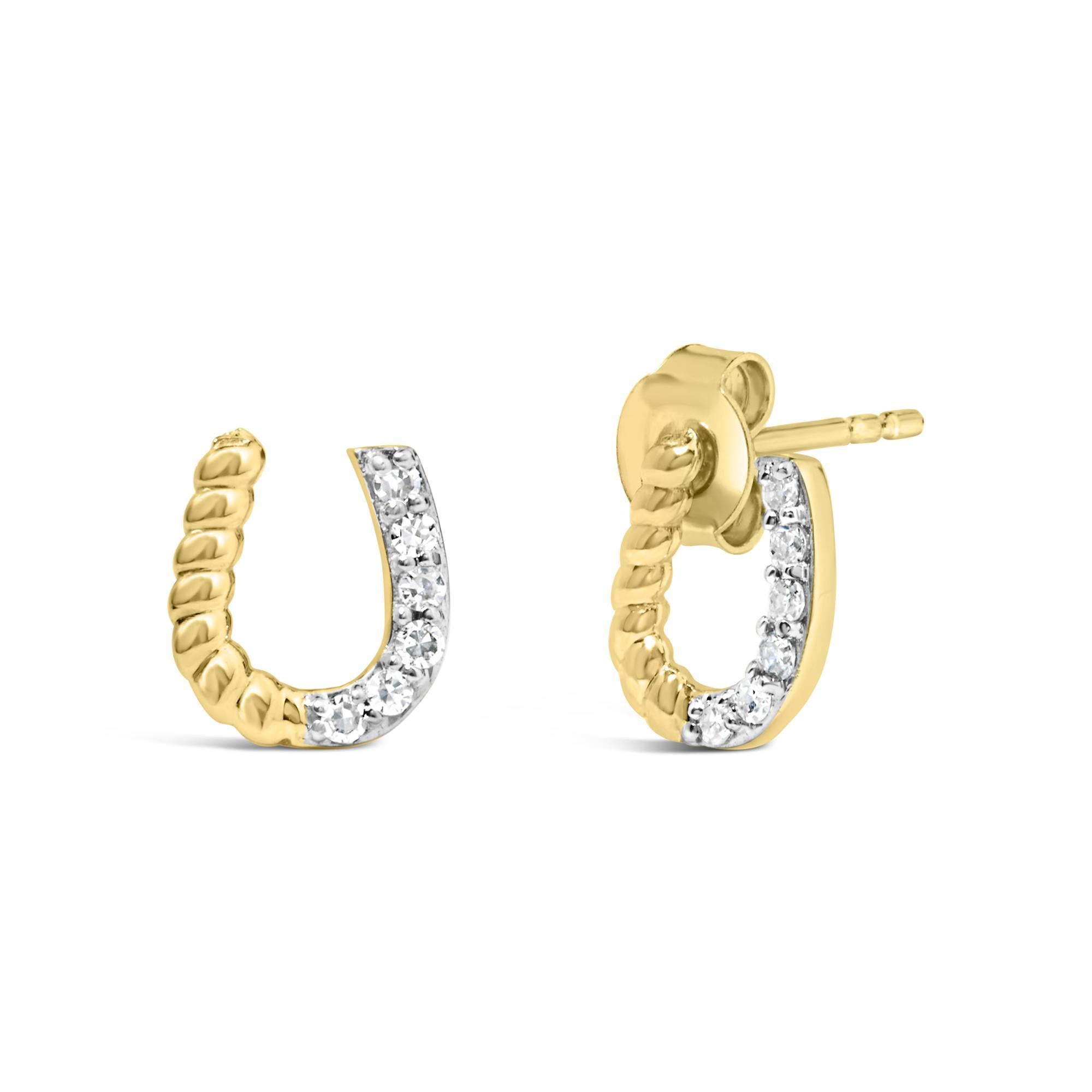 Eleganz und Charme mit diesen exquisiten Ohrsteckern aus 10-karätigem Gelbgold, die ein faszinierendes Design in Form eines Hufeisens aufweisen, das Glück und ewigen Glanz symbolisiert. Die raffiniert geflochtenen Ohrstecker haben ein auffälliges