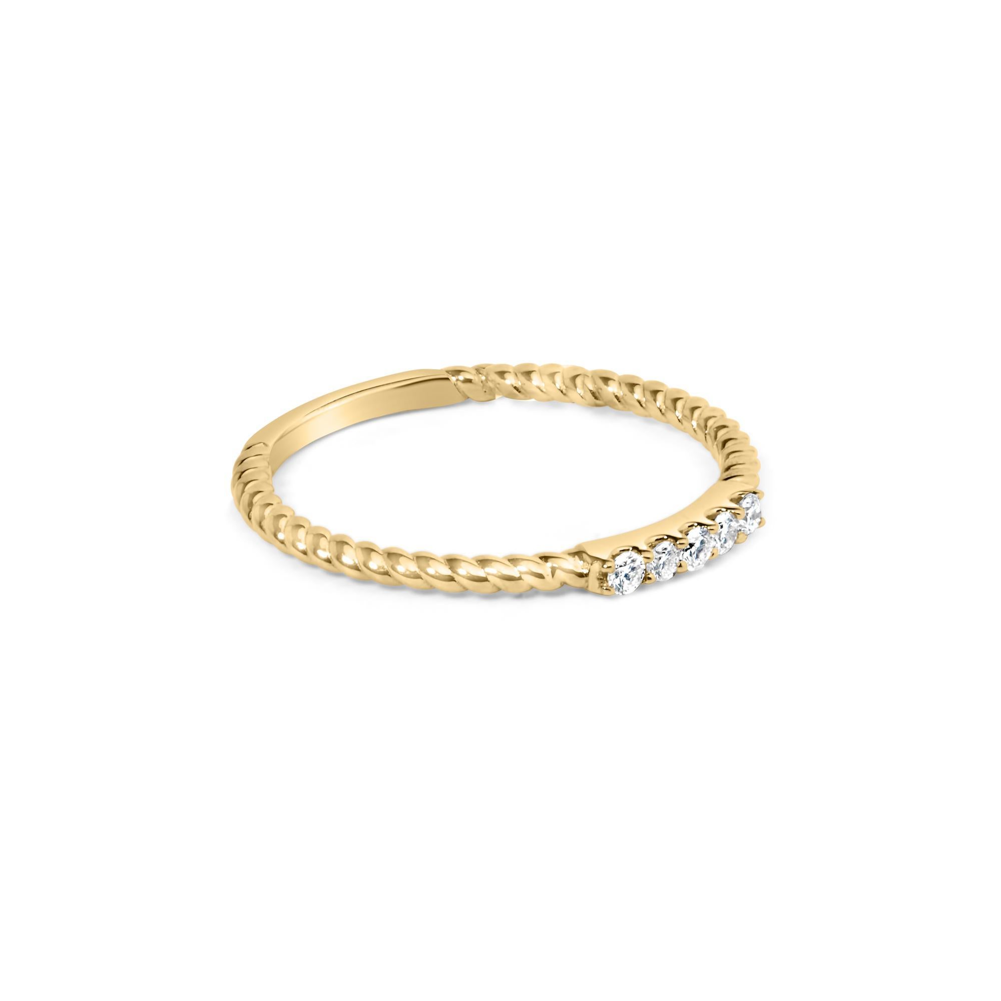 Eleg est d'une élégance intemporelle avec cet exquis bracelet en or jaune 10 carats, où cinq diamants naturels, d'une valeur totale de 1/10 carat, scintillent en alignement harmonieux. Chaque gemme, fixée par sertissage pour maximiser son éclat,