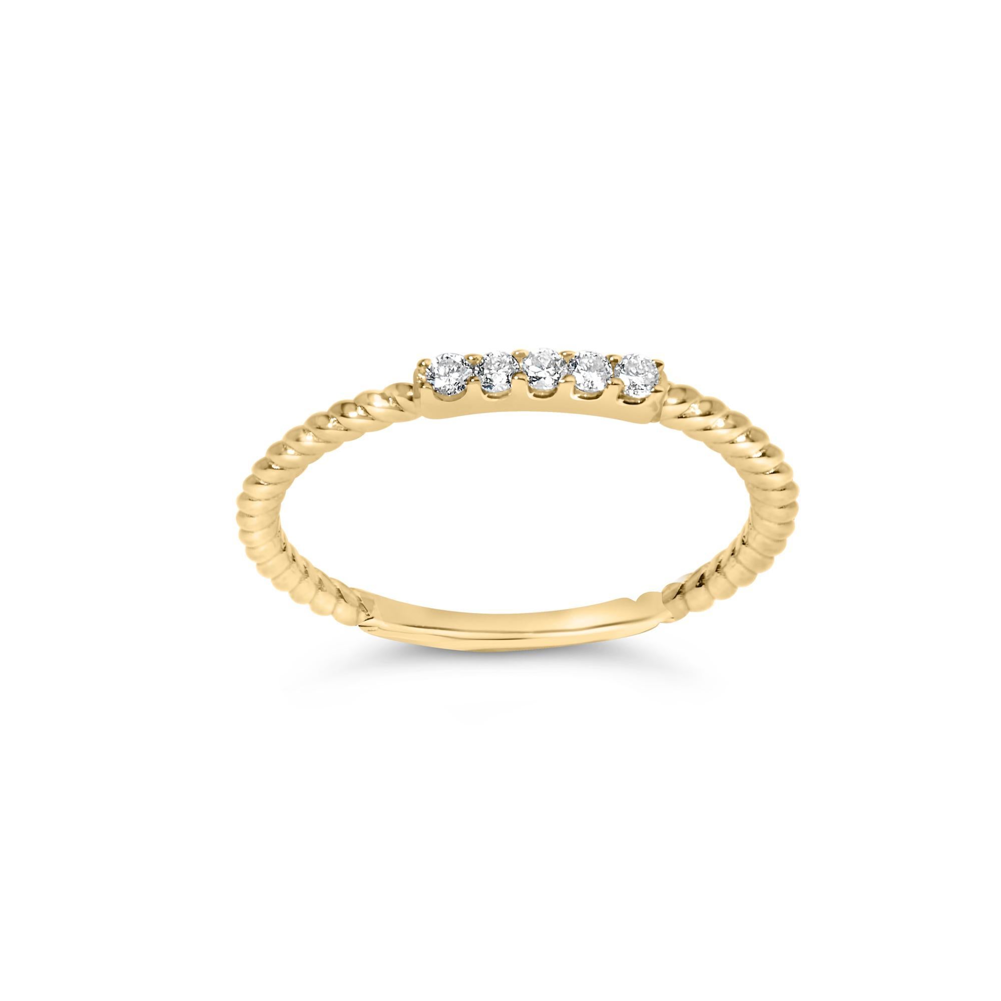 Anillo de oro amarillo de 10 quilates con 5 piedras y 1/10 qt de diamante Moderno en venta