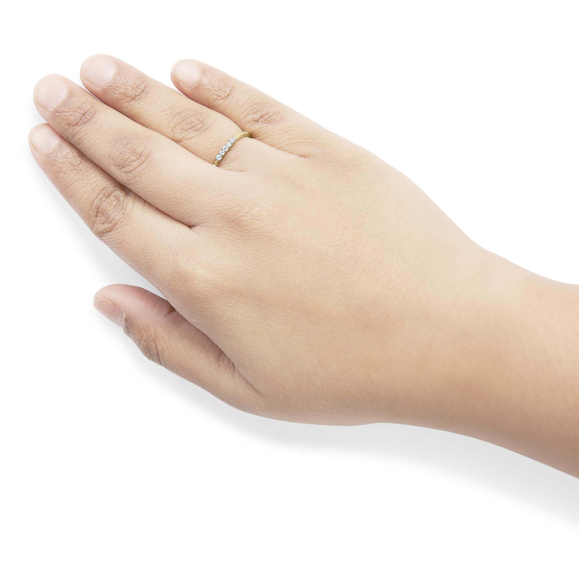 Bague en or jaune 10K avec 5 pierres en diamant 1/10 Cttw à tige tressée Neuf - En vente à New York, NY