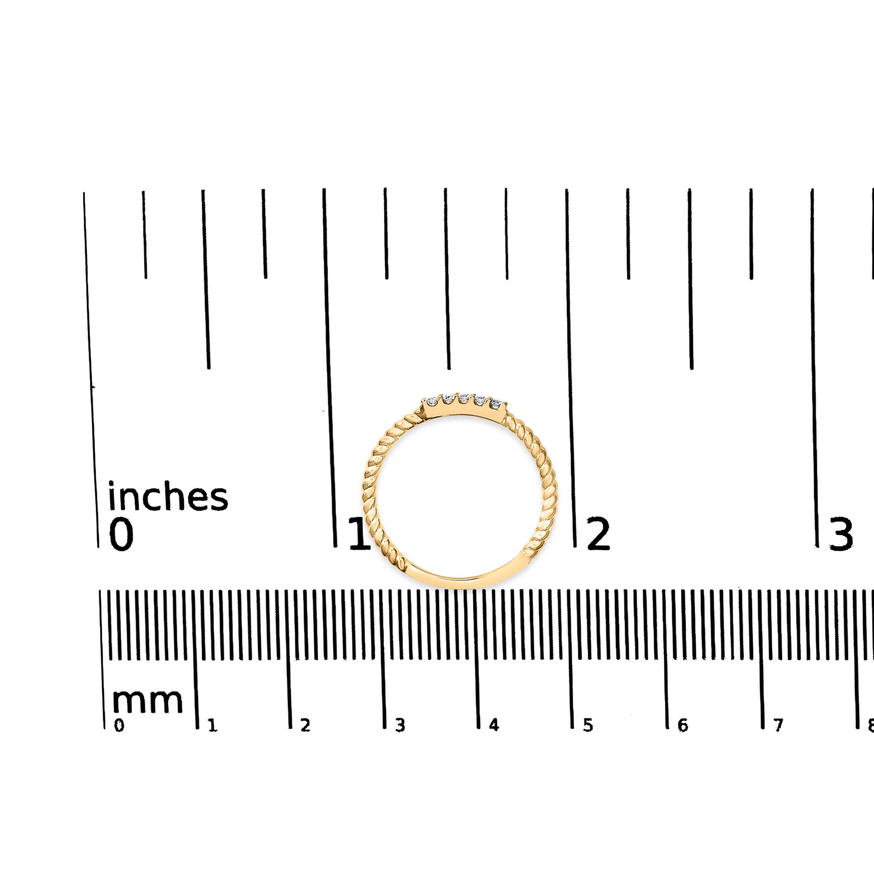 De las mujeres Anillo de oro amarillo de 10 quilates con 5 piedras y 1/10 qt de diamante en venta
