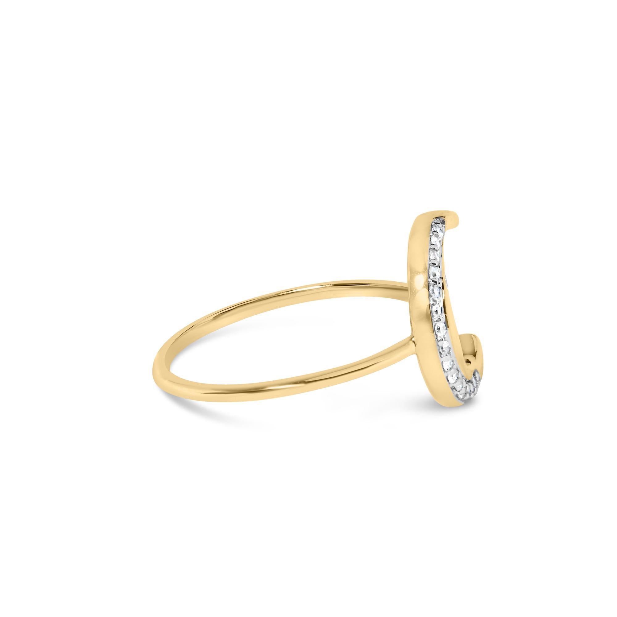 Lassen Sie sich vom himmlischen Charme dieses bezaubernden Rings aus 10 Karat Gelbgold verzaubern. Er zeigt eine skurrile Mondsichel, die in ihrer Silhouette ein zartes Gesicht zeigt. Das 