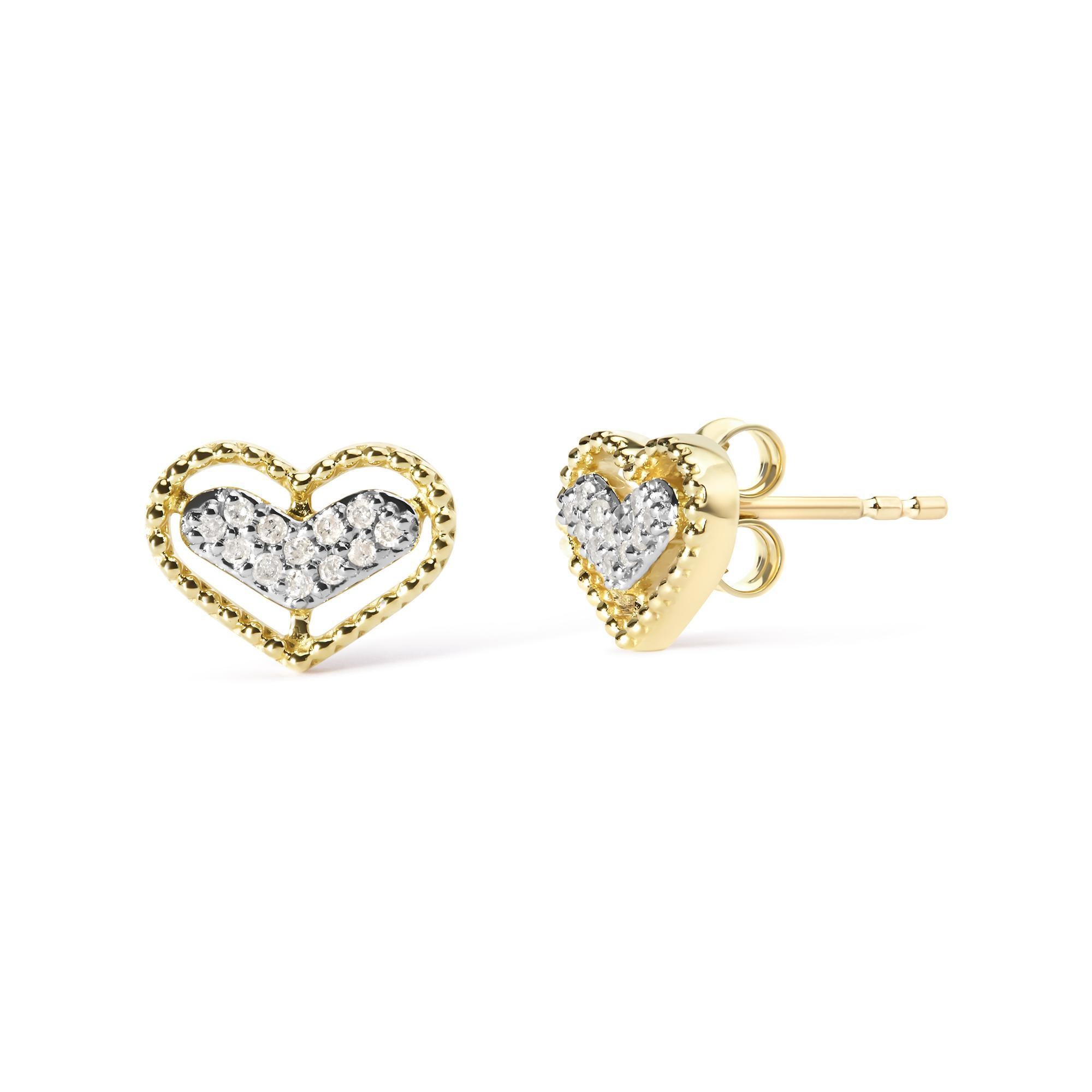 Entra nell'essenza dell'Eleganza con questi orecchini a forma di cuore, realizzati con maestria in splendido oro giallo 10K. Al centro di ogni tenero cuore, i diamanti naturali, per un totale di 1/10 Cttw, scintillano brillantemente, circondati da