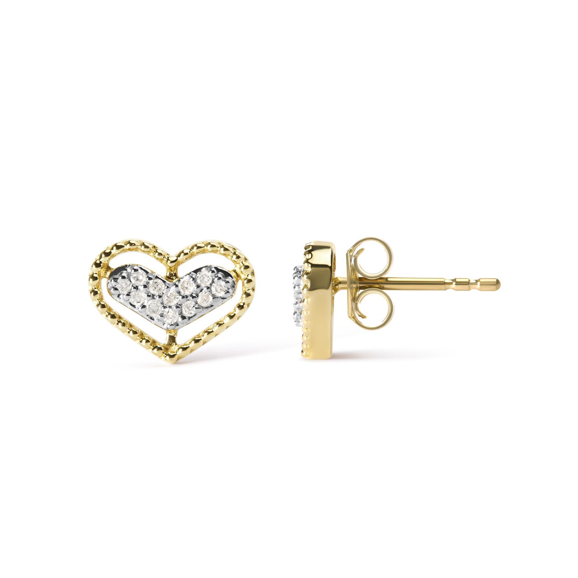Moderno Orecchini a perno con cuore e perline in oro giallo 10K da 1/10 ctw di diamante in vendita