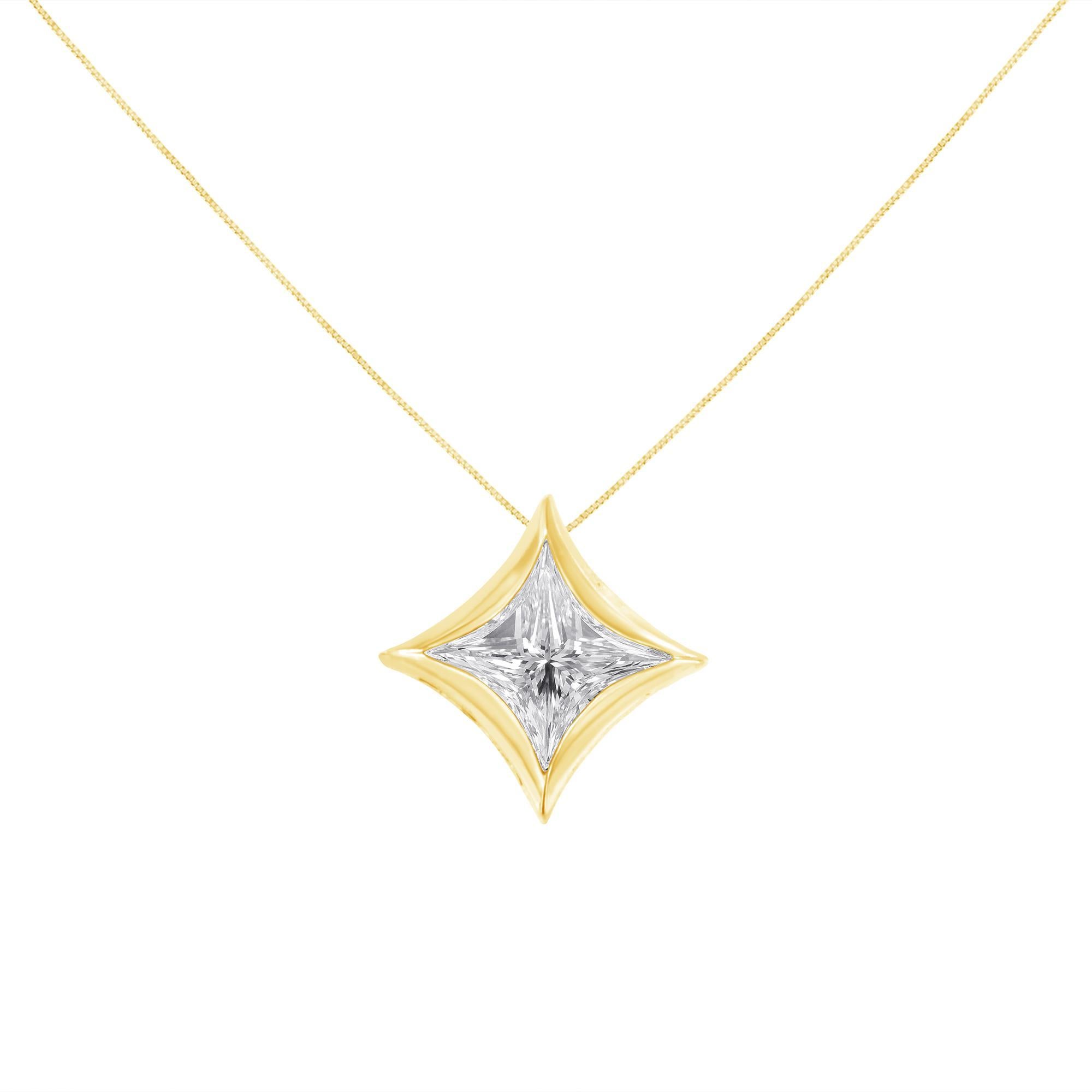 Exquisitamente elaborado para convertirse en una reliquia, este collar de oro amarillo de 10 quilates aúna la elegancia clásica con el diseño moderno. En su corazón, deslumbra un diamante natural de talla princesa engastado en bisel, de un