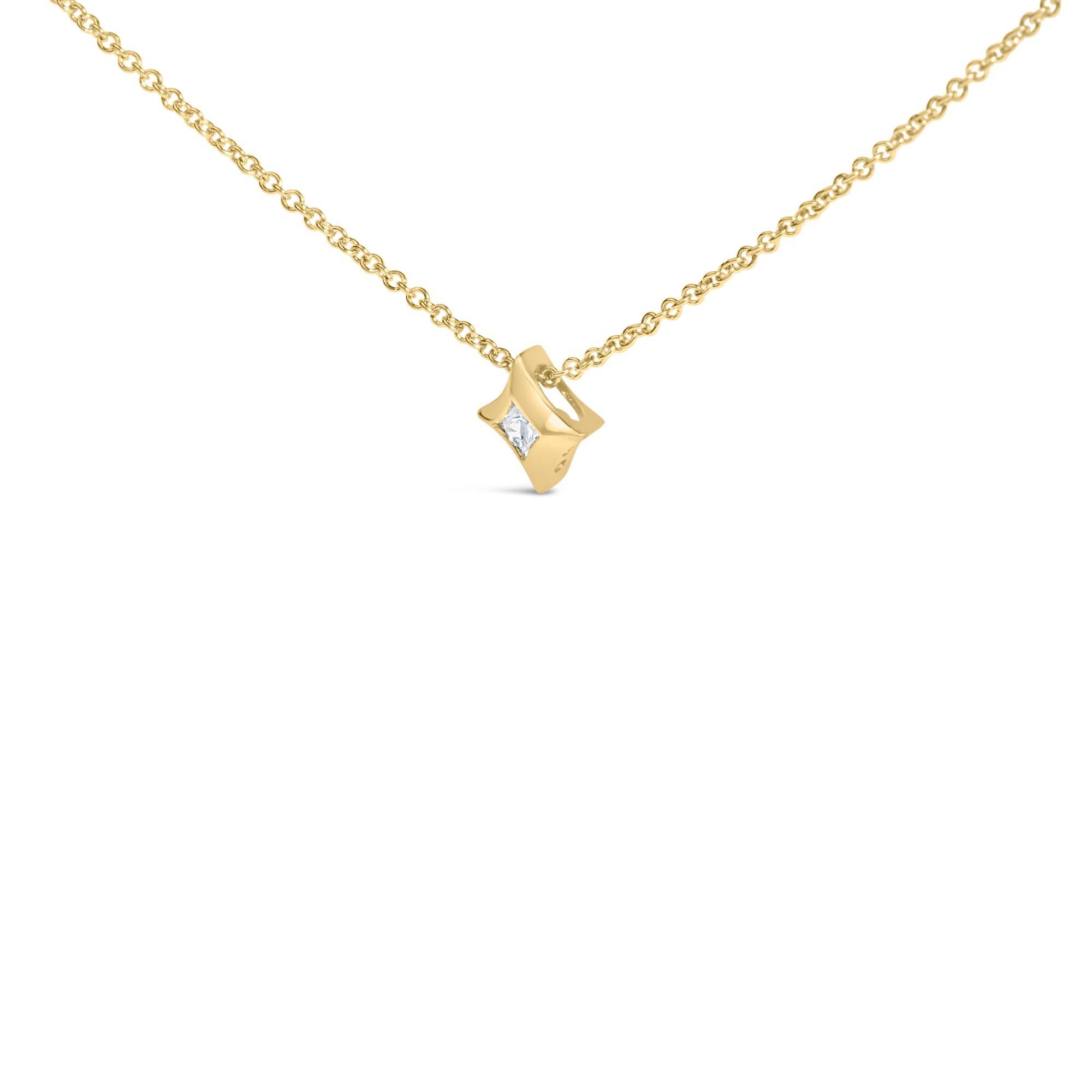 Collar Colgante de Oro Amarillo de 10 K con Diamantes en Forma de Cometa de 1/10 Cttw - 18