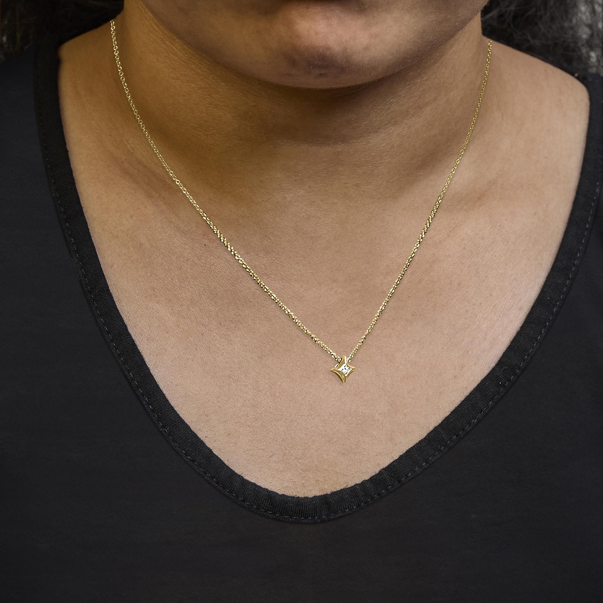 Collar Colgante de Oro Amarillo de 10 K con Diamantes en Forma de Cometa de 1/10 Cttw - 18
