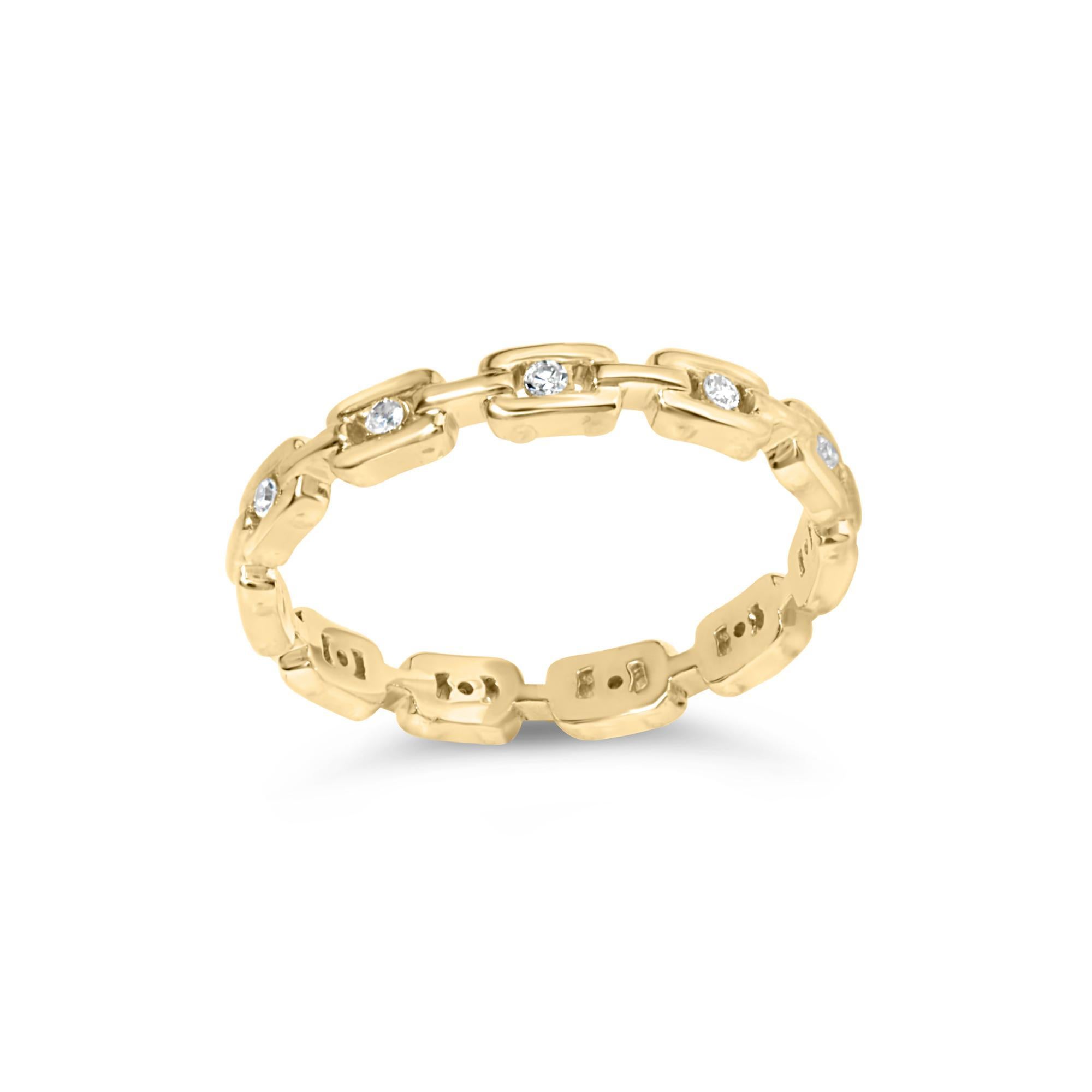 Delicatamente realizzato per affascinare, questo anello in oro giallo 10K combina l'estrosità delle maglie in stile graffetta con l'innegabile scintillio dei diamanti naturali. Ogni diamante, con una purezza di I1-I2 e una gradazione di colore di H.