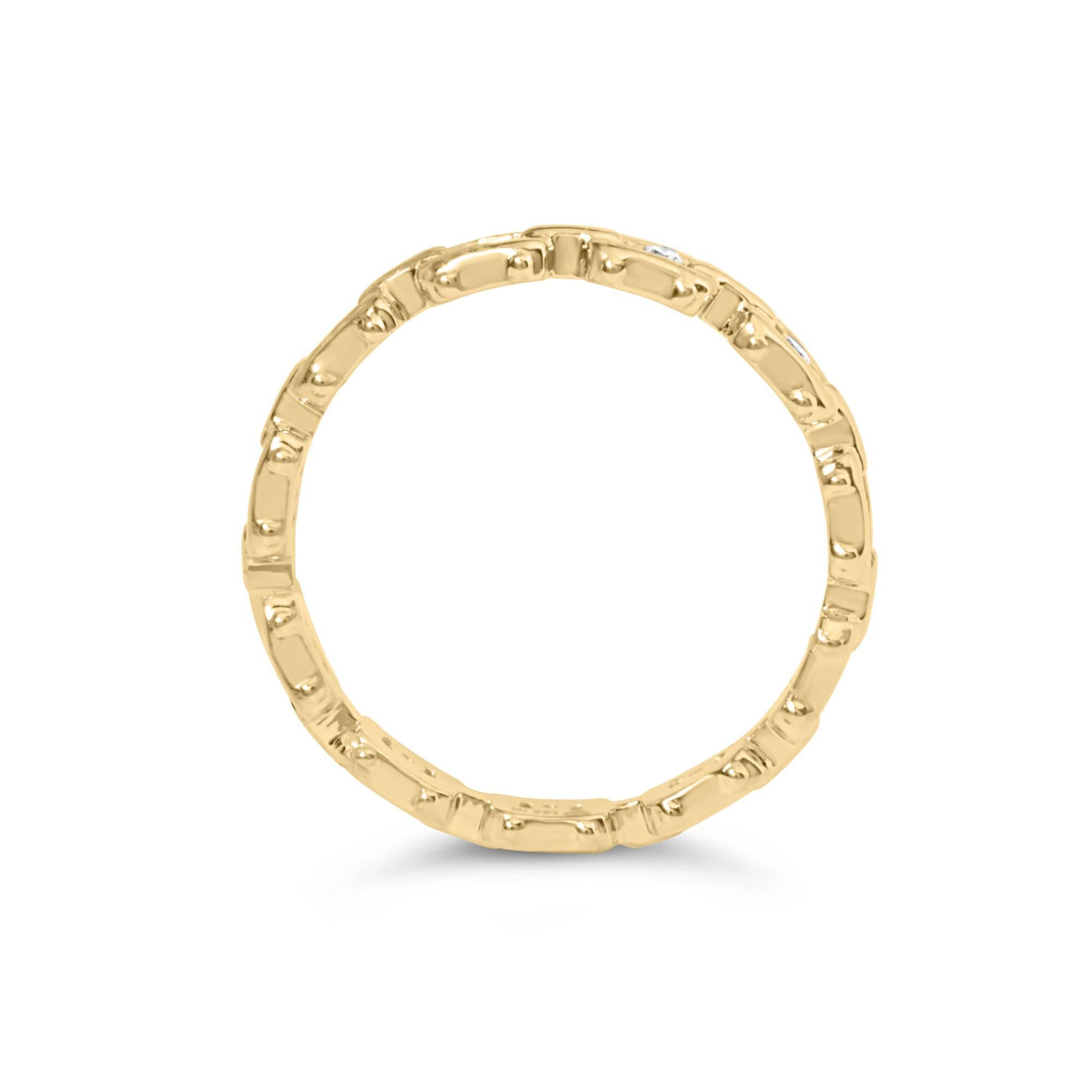 Taglio rotondo Anello a fascia in oro giallo 10K con 1/10 Cttw stile paperclip in vendita