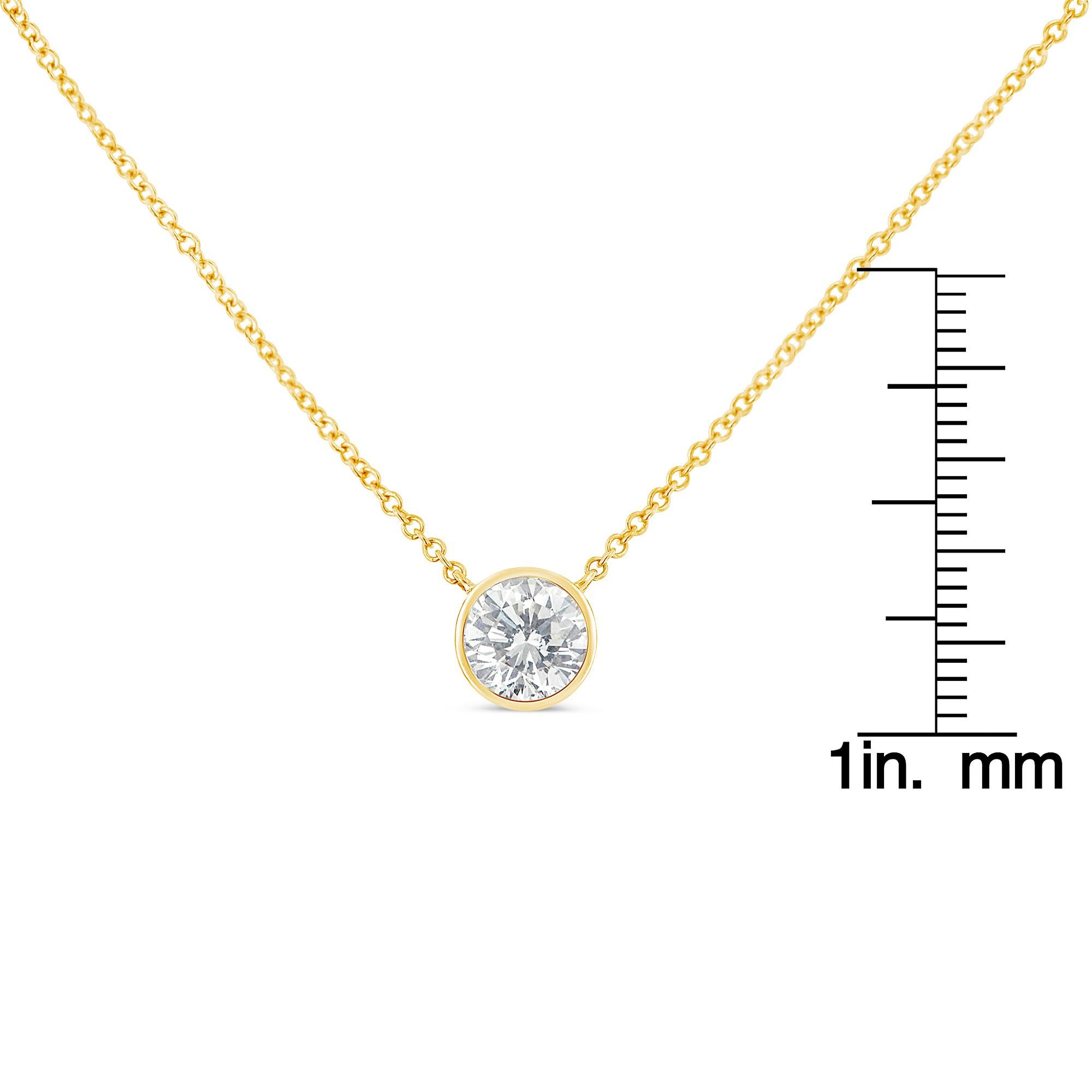 Collier à pendentif solitaire en or jaune 10 carats avec diamants de 1/2 carat sertis en serti clos Neuf - En vente à New York, NY