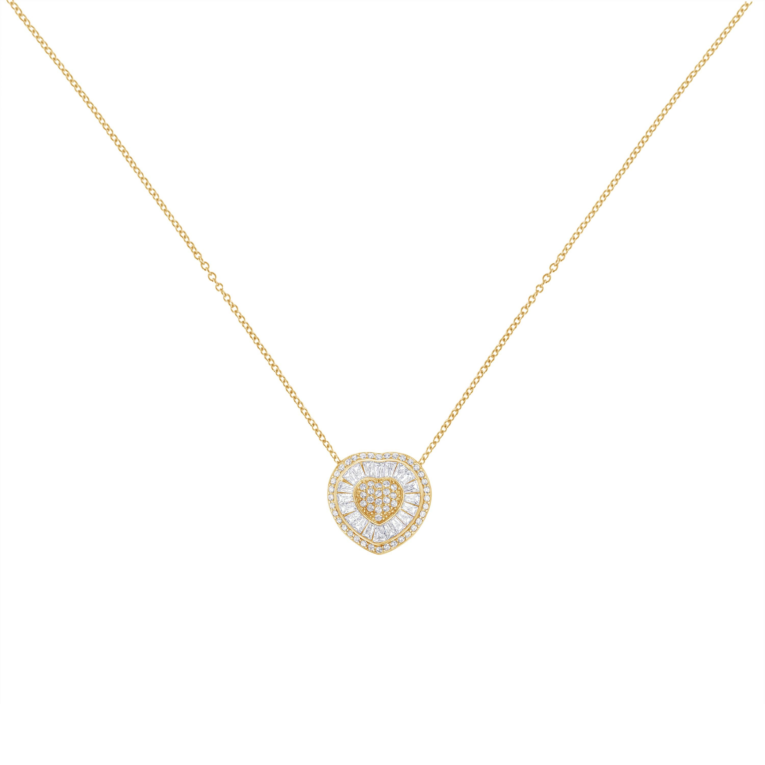 Un magnifique pendentif en forme de cœur en or et diamants. Ce collier est composé de 31 diamants ronds et 22 diamants baguettes, respectivement sertis en griffe et en canal. Les diamants sont sertis dans un or jaune 10k brillant, et le pendentif