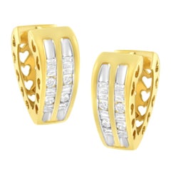 Orecchini a cerchio con cuore abbracciato in oro giallo 10K con diamante da 1/2 carato
