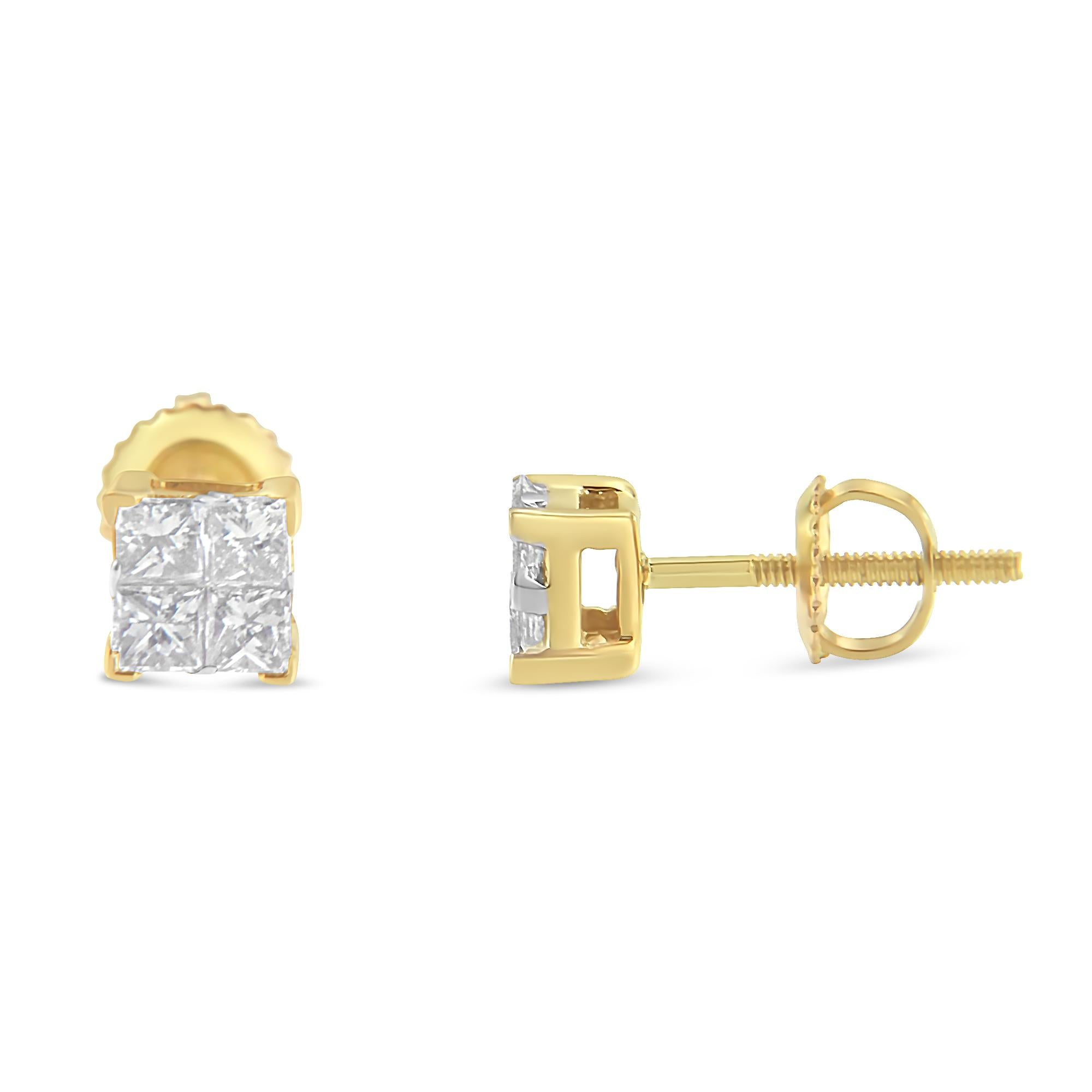 Une paire de boucles d'oreilles carrées avec une grappe de quatre diamants taille princesse. Ces diamants sont sertis de manière composite, créant un aspect de diamant plus grand. Réalisés en or jaune 10 carats, ils ont un poids total de diamants de