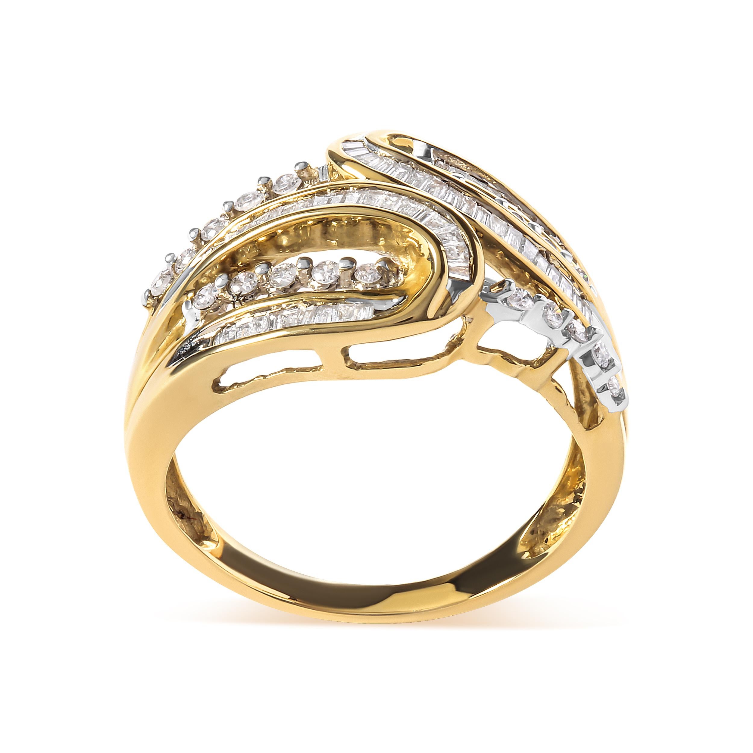 Questo splendido anello in oro giallo 10K è l'emblema dell'eleganza e della raffinatezza. Con un design unico di bypass a spazio aperto, questo anello farà sicuramente colpo. I diamanti rotondi e a baguette aggiungono un tocco di glamour e