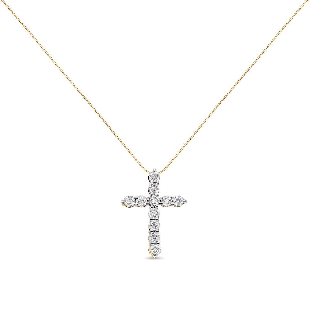 Muestra tu divinidad con este elegante colgante en forma de cruz. Con un peso total en quilates de 1/2 Cttw, este collar es una forma glamurosa de mostrar tu lado espiritual. 11 Diamantes naturales de talla redonda están adornados con el mejor oro