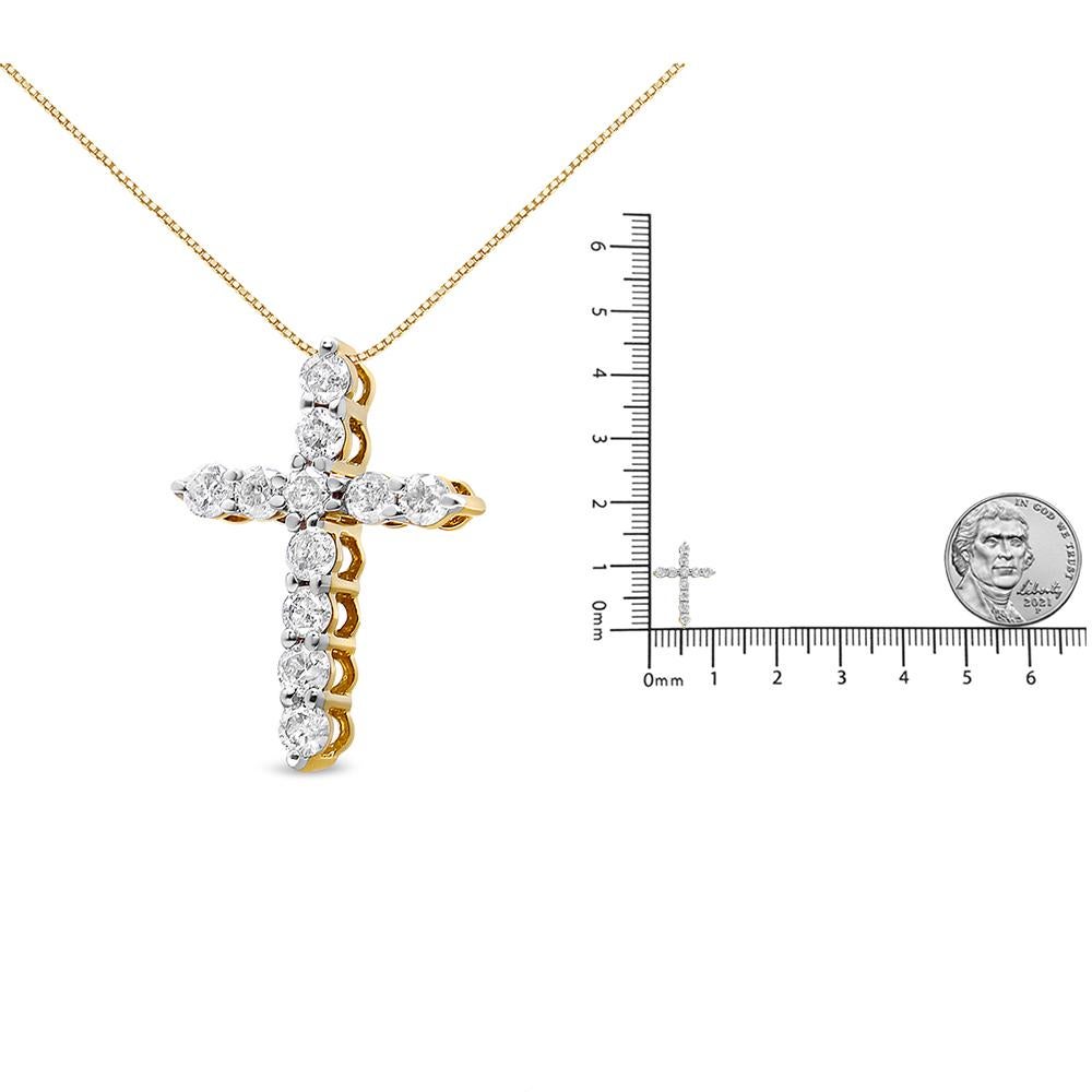 Collar Cruz Colgante Diamante Corte Brillante Redondo 1/2 Quilate Oro Amarillo 10K en Nuevo Estado en New York, NY
