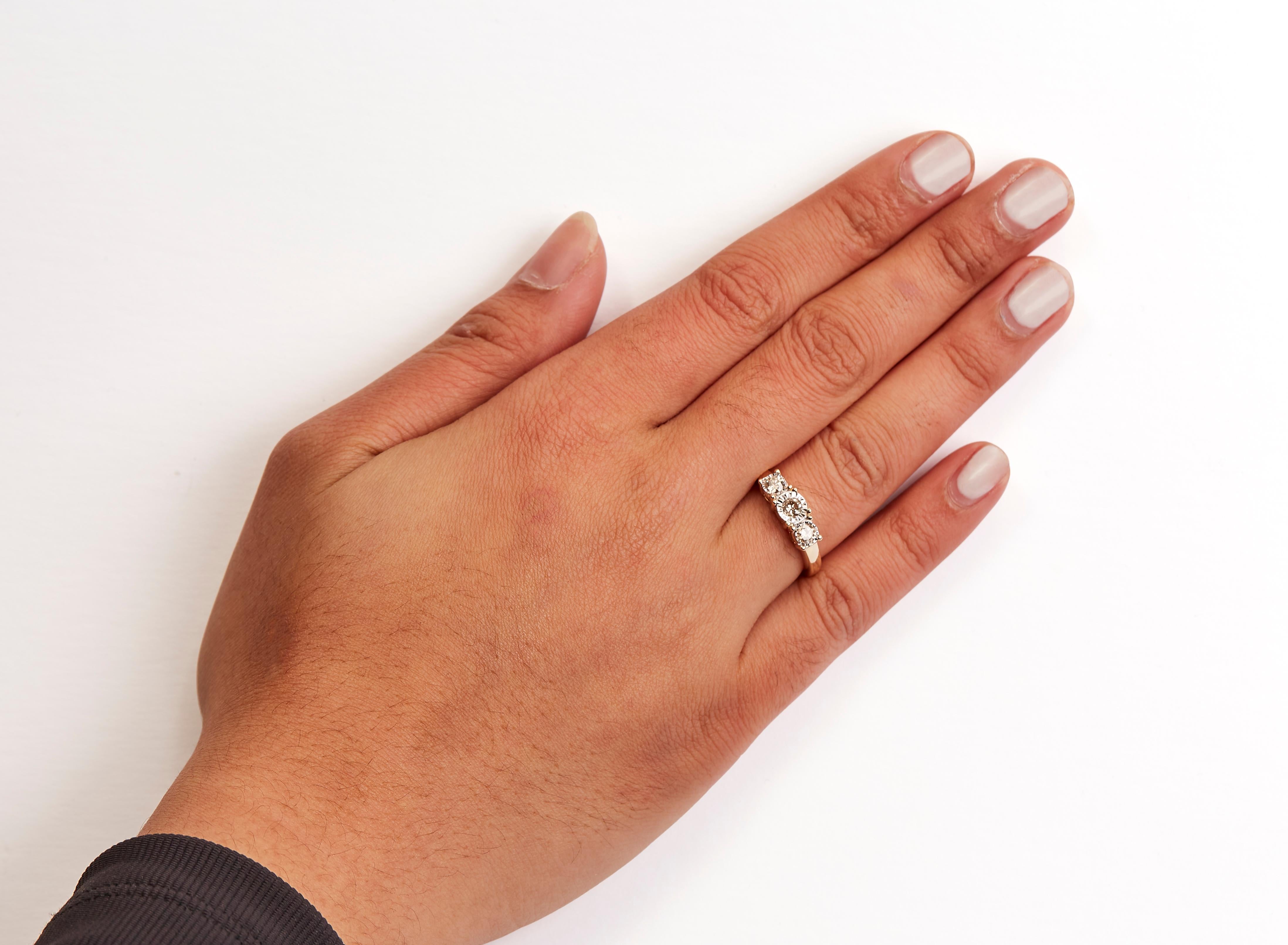En vente :  Bague plaquée illusion à trois pierres en or jaune 10 carats avec diamants ronds de 1/2 carat 6