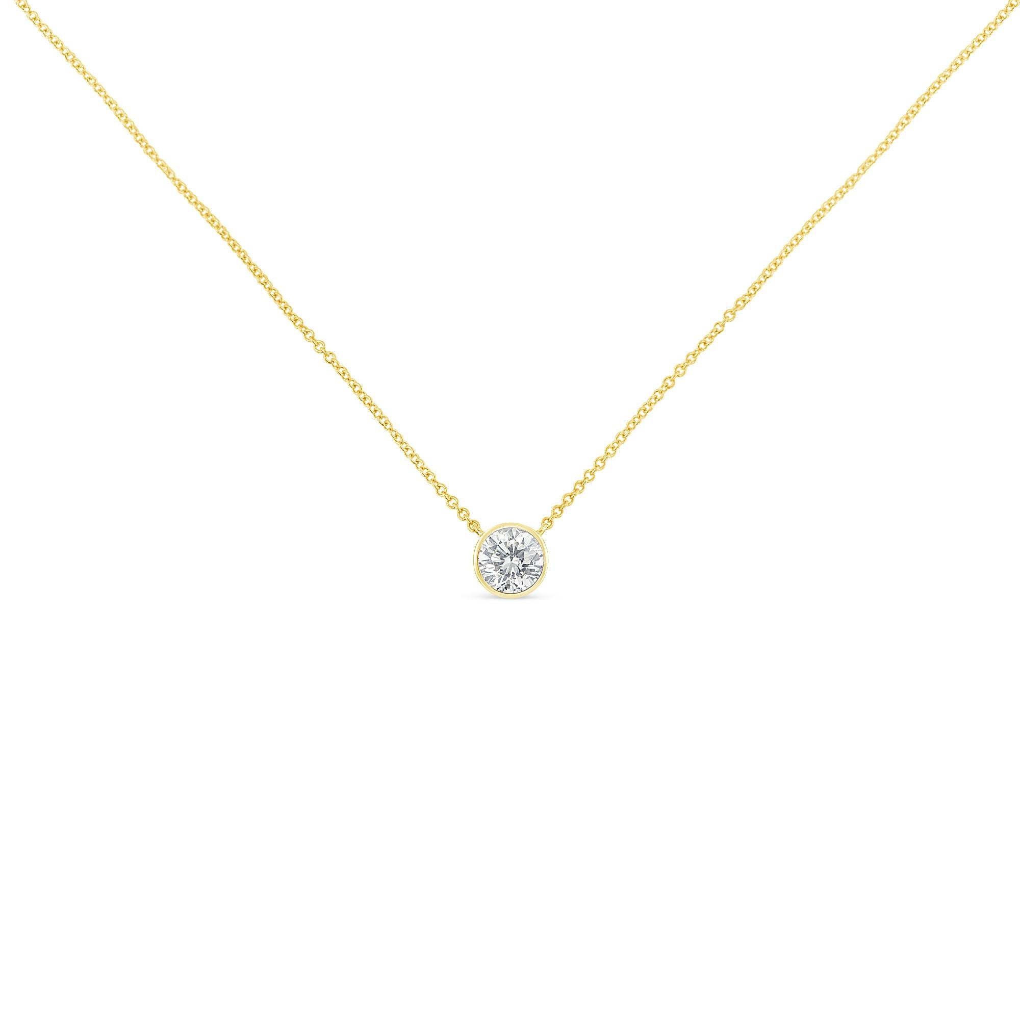 Certaines choses ne doivent pas être réinventées, c'est pourquoi nous avons créé le collier solitaire en diamant. C'est le moyen idéal de souligner chaque grande occasion, chaque transition et chaque réussite personnelle dans votre vie. Ce collier