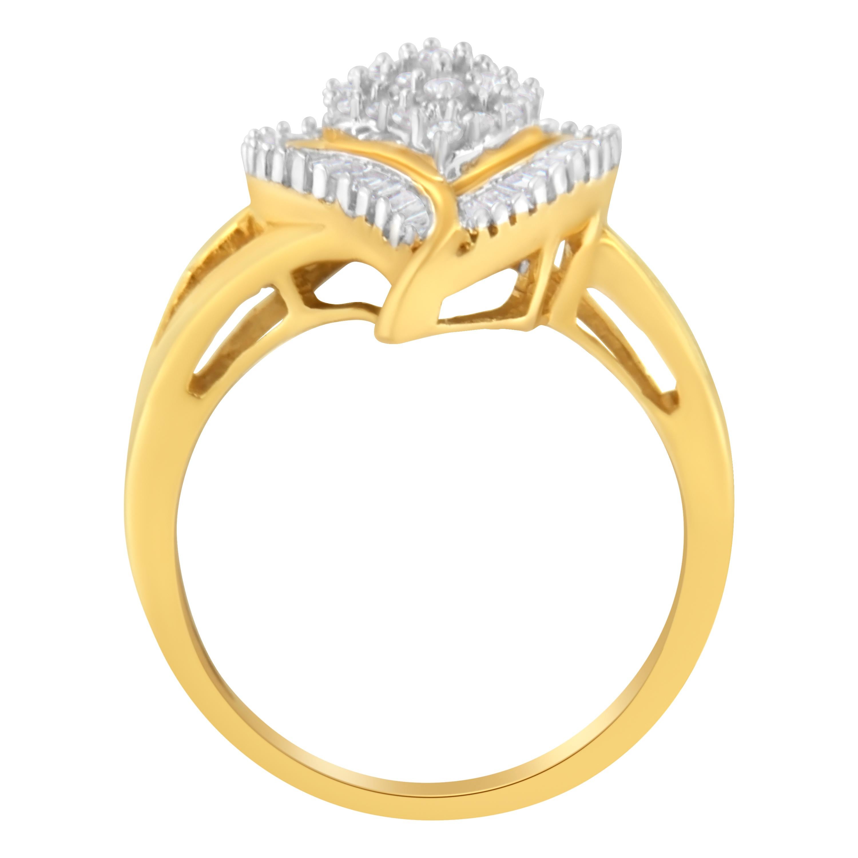Uno splendido anello a grappolo in oro e diamanti. Questo anello a forma di pera è realizzato con 22 diamanti rotondi e 32 diamanti con taglio a baguette incastonati rispettivamente a griffe e a canale. I diamanti, per un peso totale di 1/2 ct, sono