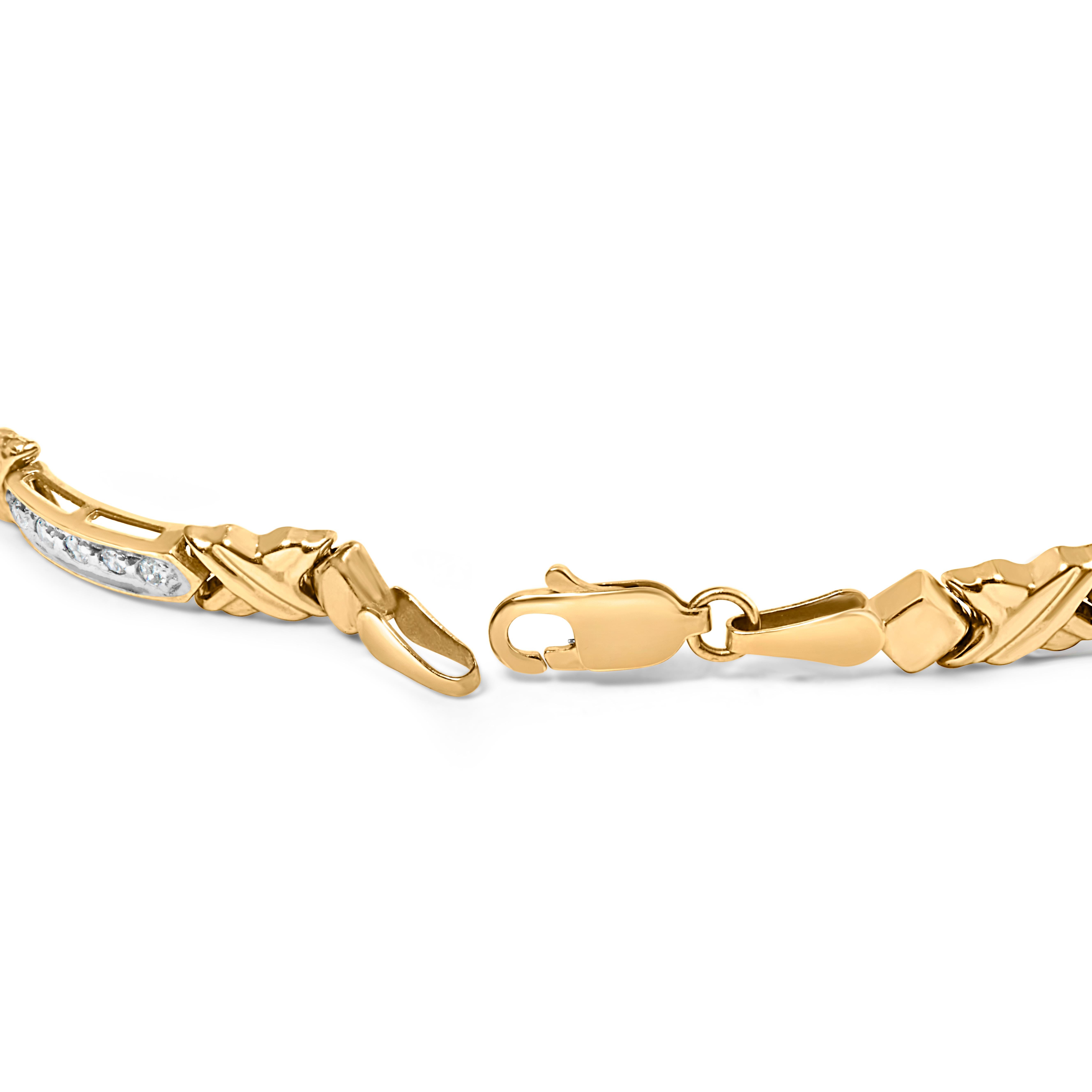 Immergiti nell'eleganza del Bracciale X-Link con diamanti in oro giallo 10K, dove la raffinatezza incontra il fascino contemporaneo. Ogni anello, realizzato con precisione in oro giallo 10K, forma un'affascinante 