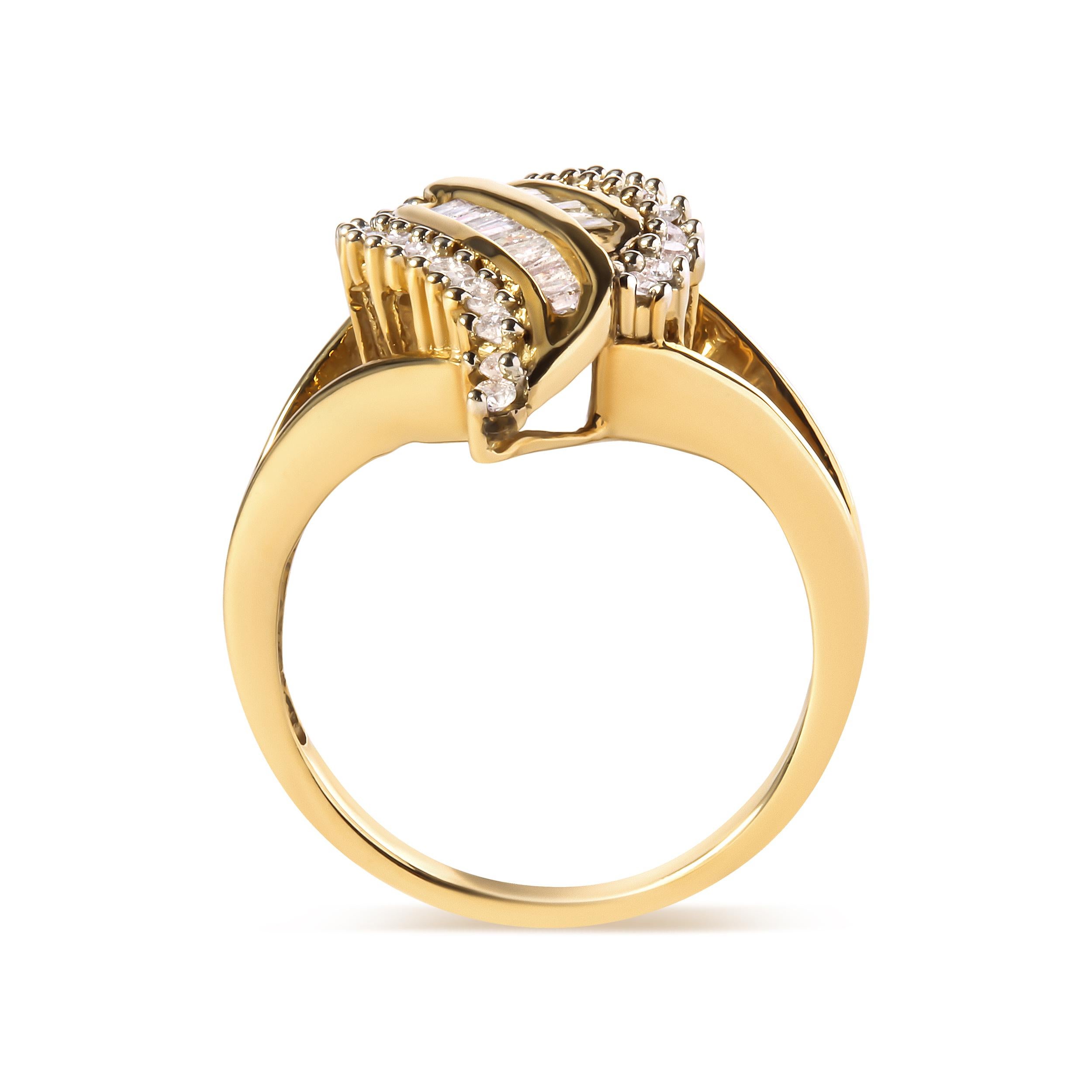 Desvela el epítome de la elegancia con este cautivador anillo de cóctel, elaborado en exquisito oro amarillo de 10 quilates. Adornado con una fascinante variedad de diamantes, este anillo es un verdadero tesoro para la vista. Dentro de su intrincado