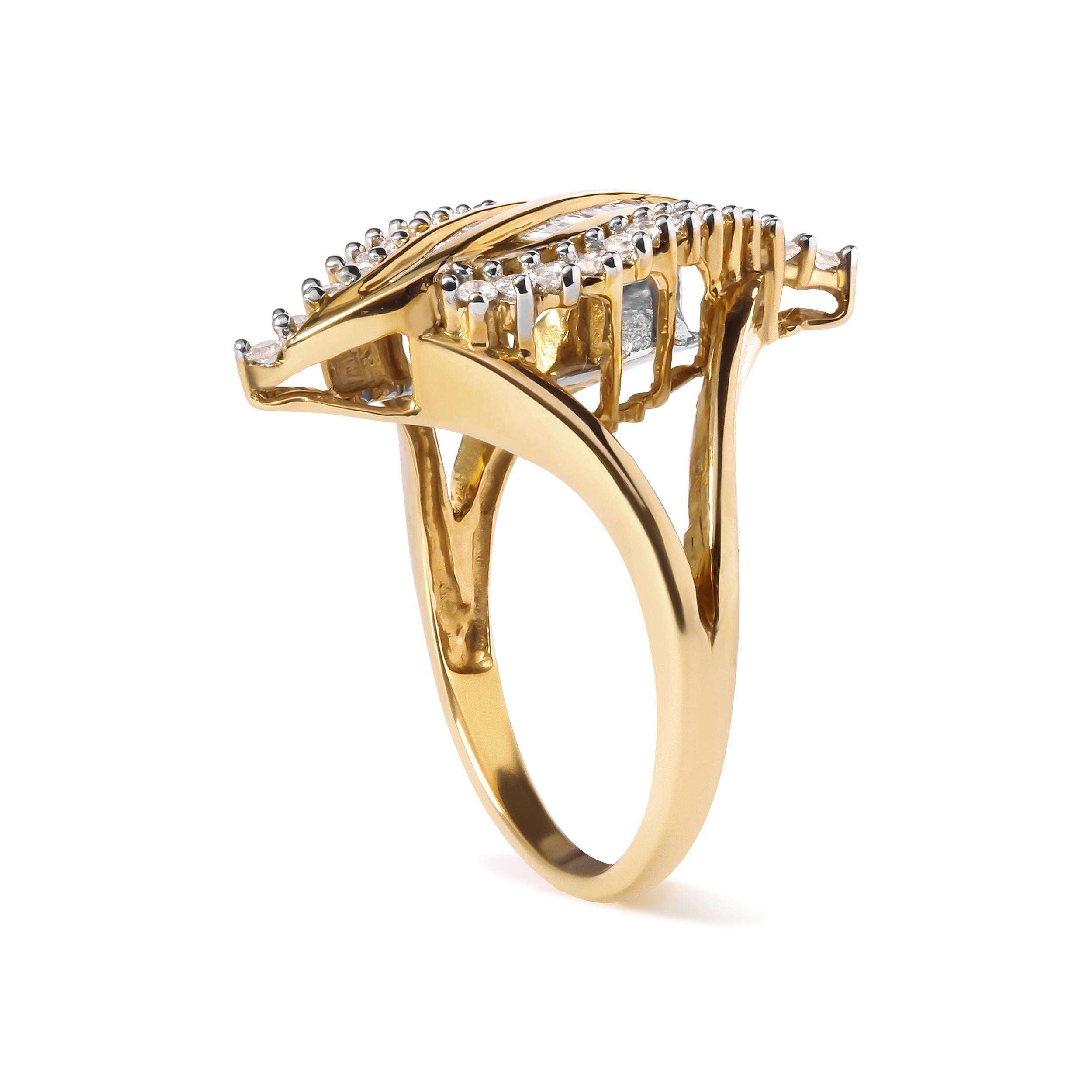 Anillo de cóctel de diamantes redondos y talla baguette de 1/2 qt de oro amarillo de 10 quilates Moderno en venta