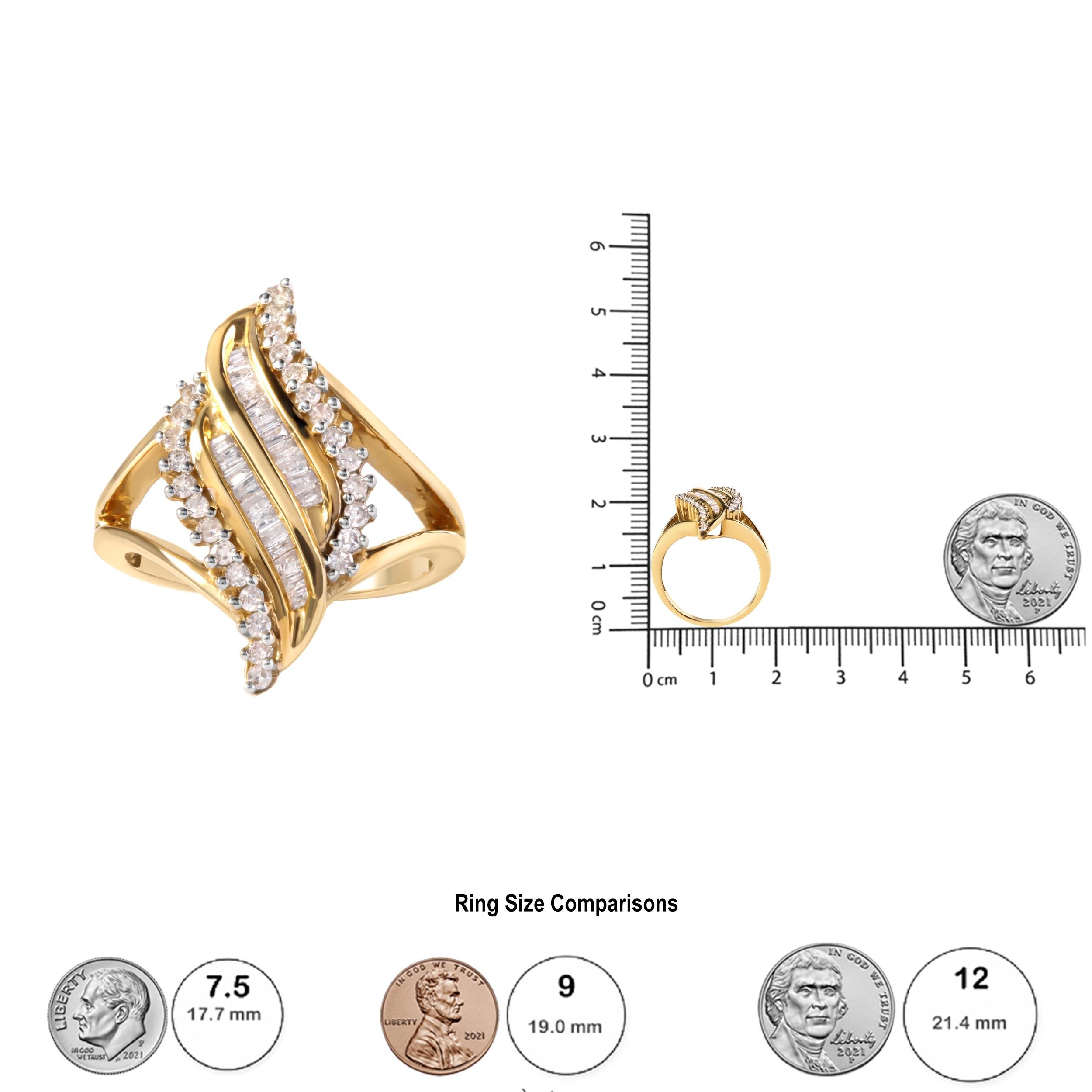 Anillo de cóctel de diamantes redondos y talla baguette de 1/2 qt de oro amarillo de 10 quilates en Nuevo estado para la venta en New York, NY