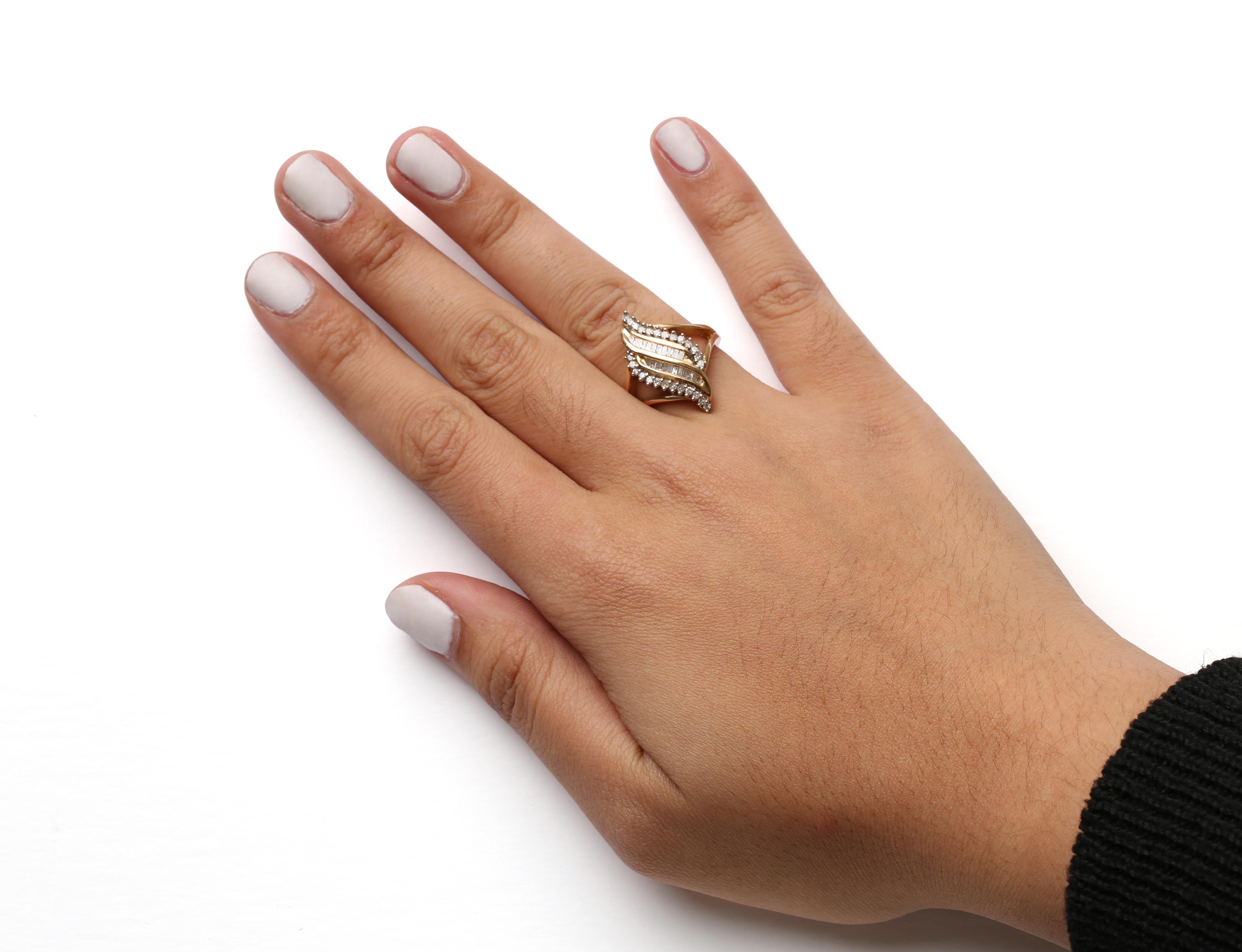 De las mujeres Anillo de cóctel de diamantes redondos y talla baguette de 1/2 qt de oro amarillo de 10 quilates en venta