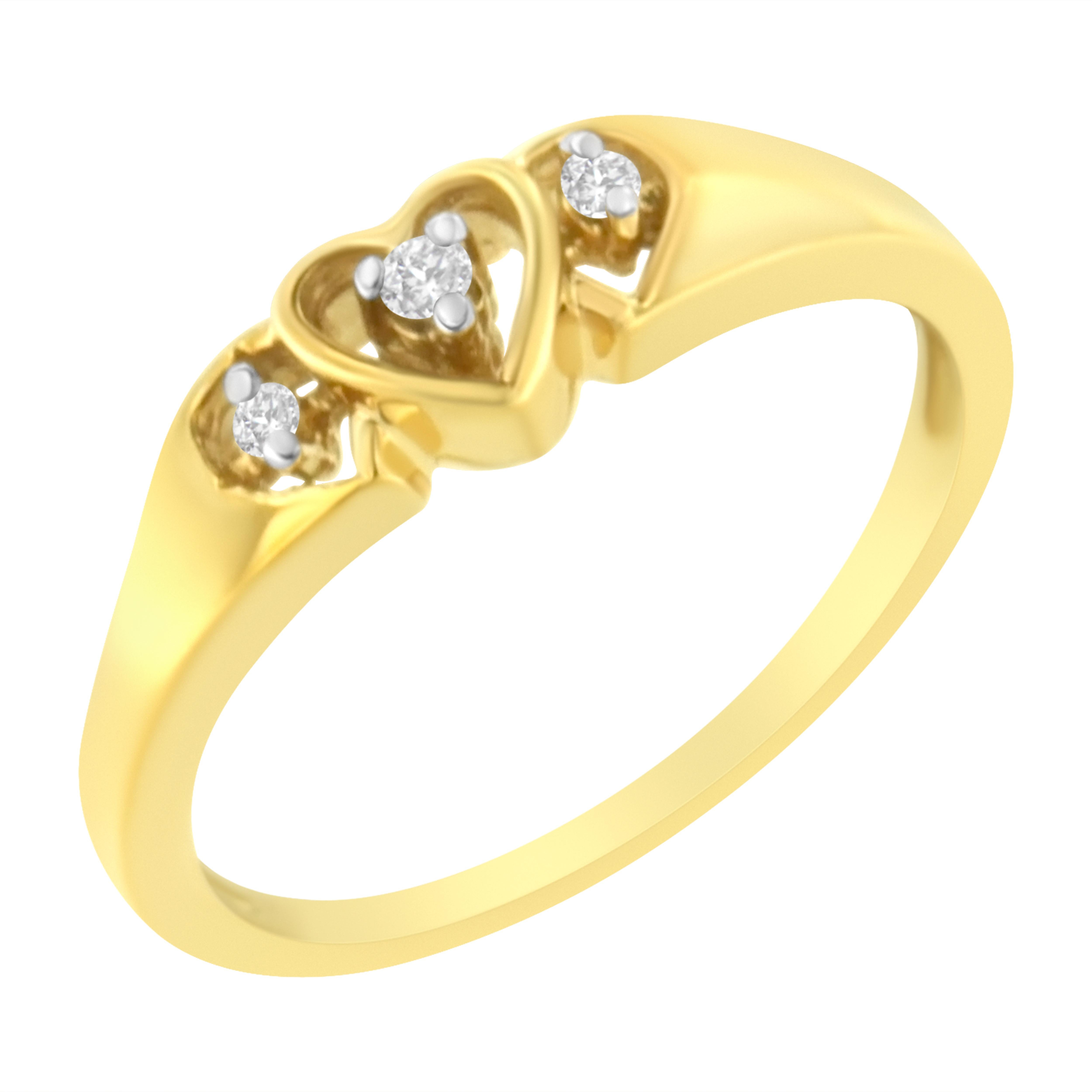 Contemporain Bague en or jaune 10 carats avec triple cœur en diamants de 1/20 carat en vente