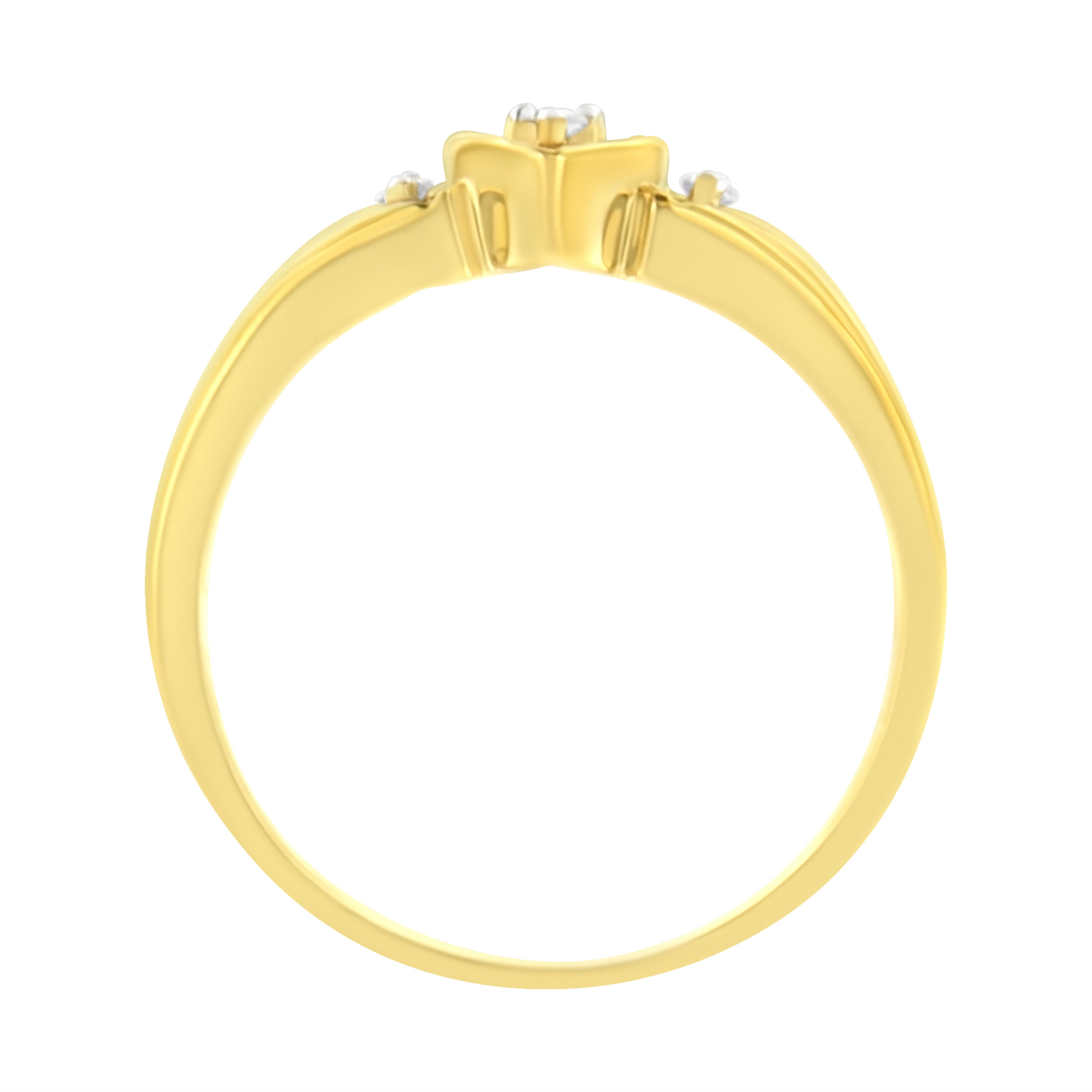 Taille ronde Bague en or jaune 10 carats avec triple cœur en diamants de 1/20 carat en vente