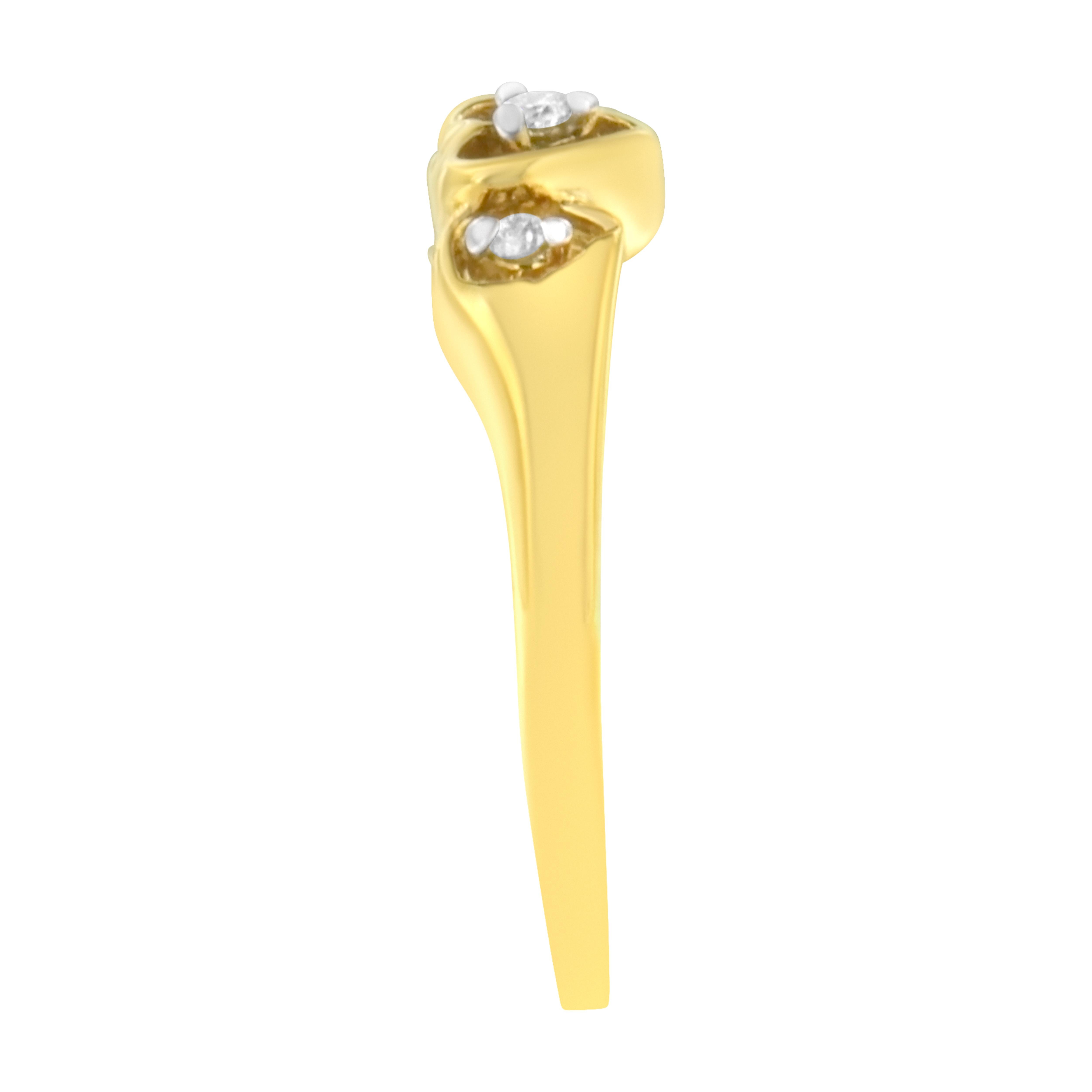 Bague en or jaune 10 carats avec triple cœur en diamants de 1/20 carat Neuf - En vente à New York, NY