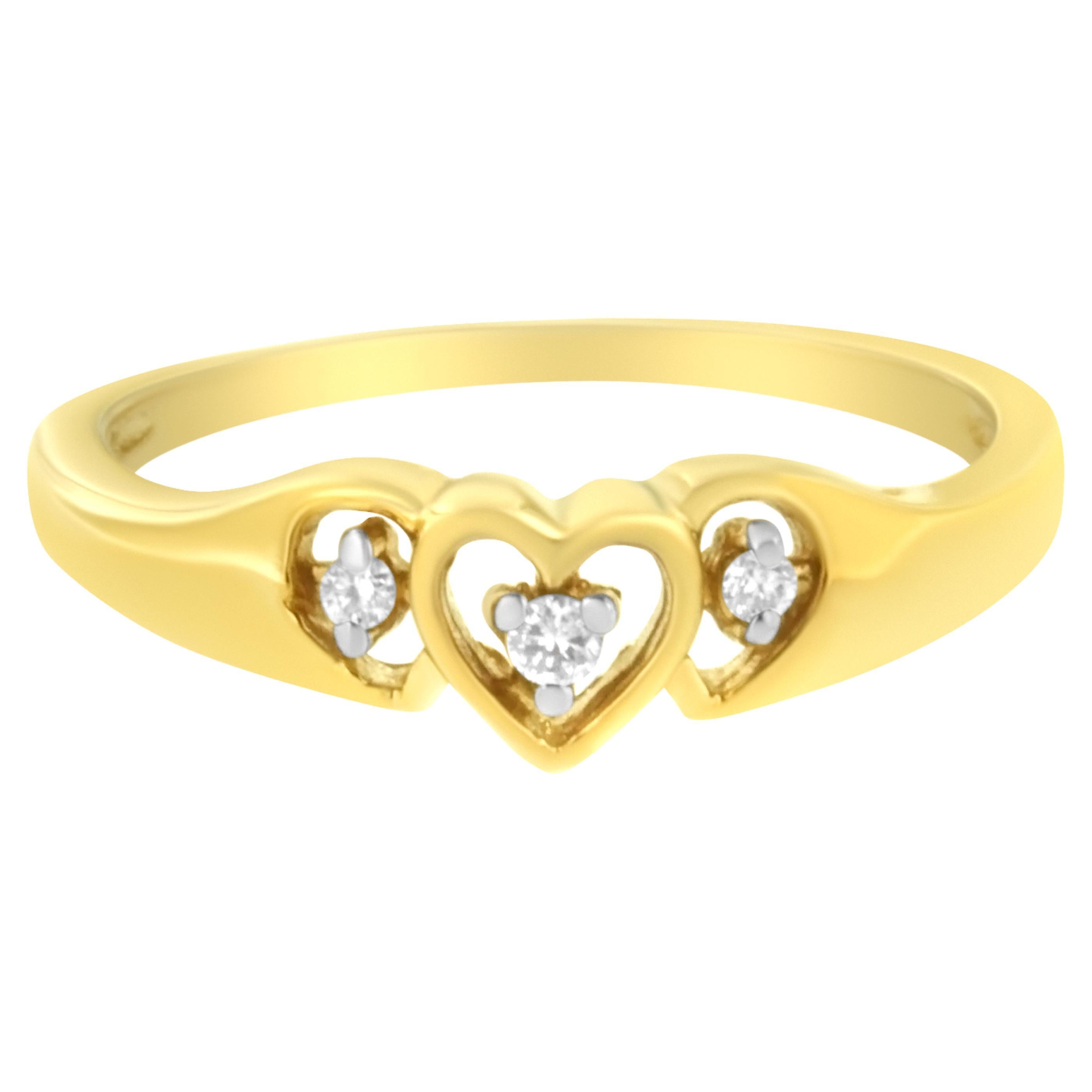 Bague en or jaune 10 carats avec triple cœur en diamants de 1/20 carat en vente