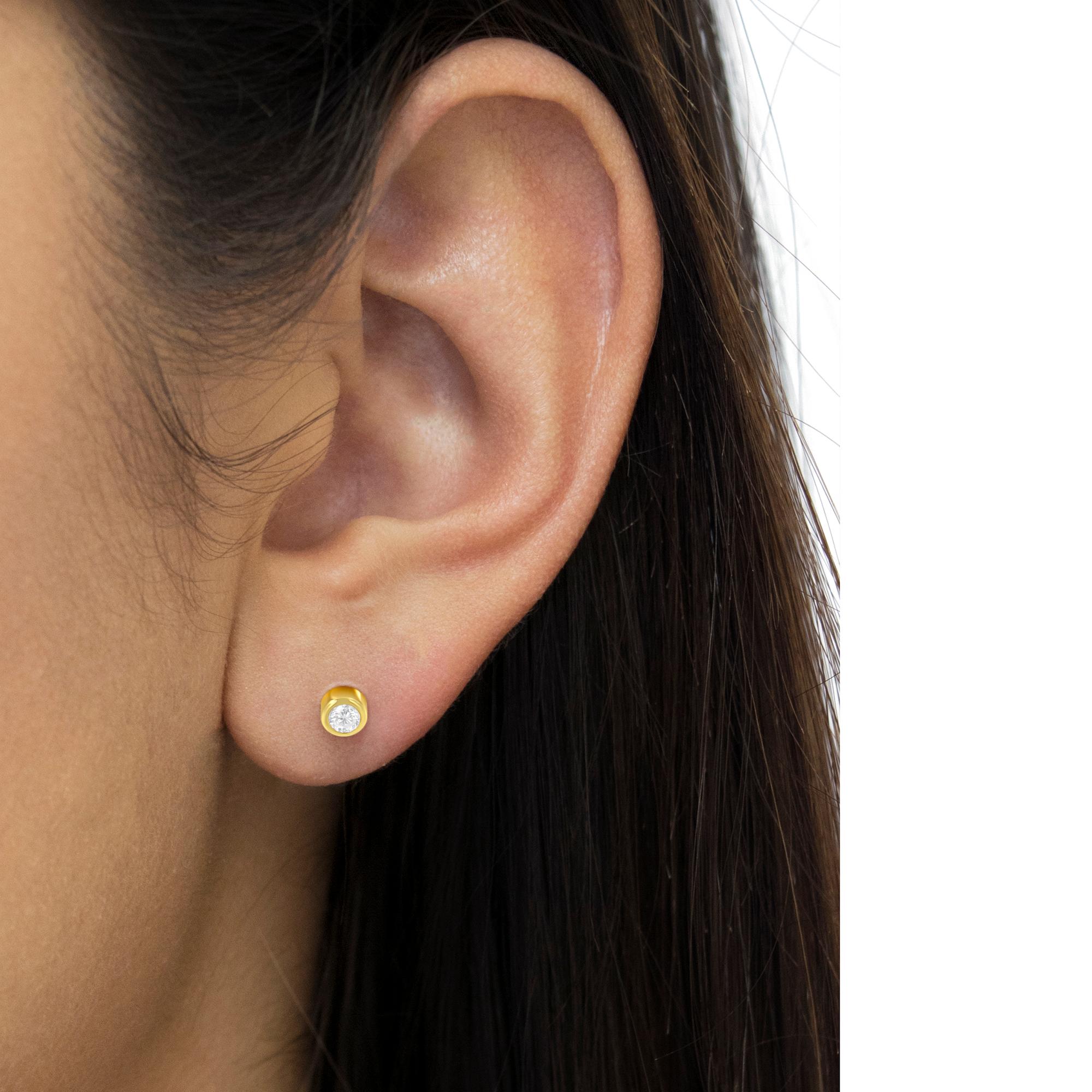 Taille ronde Clous d'oreilles en or jaune 10 carats avec diamants de 1/3 carat en serti clos en vente