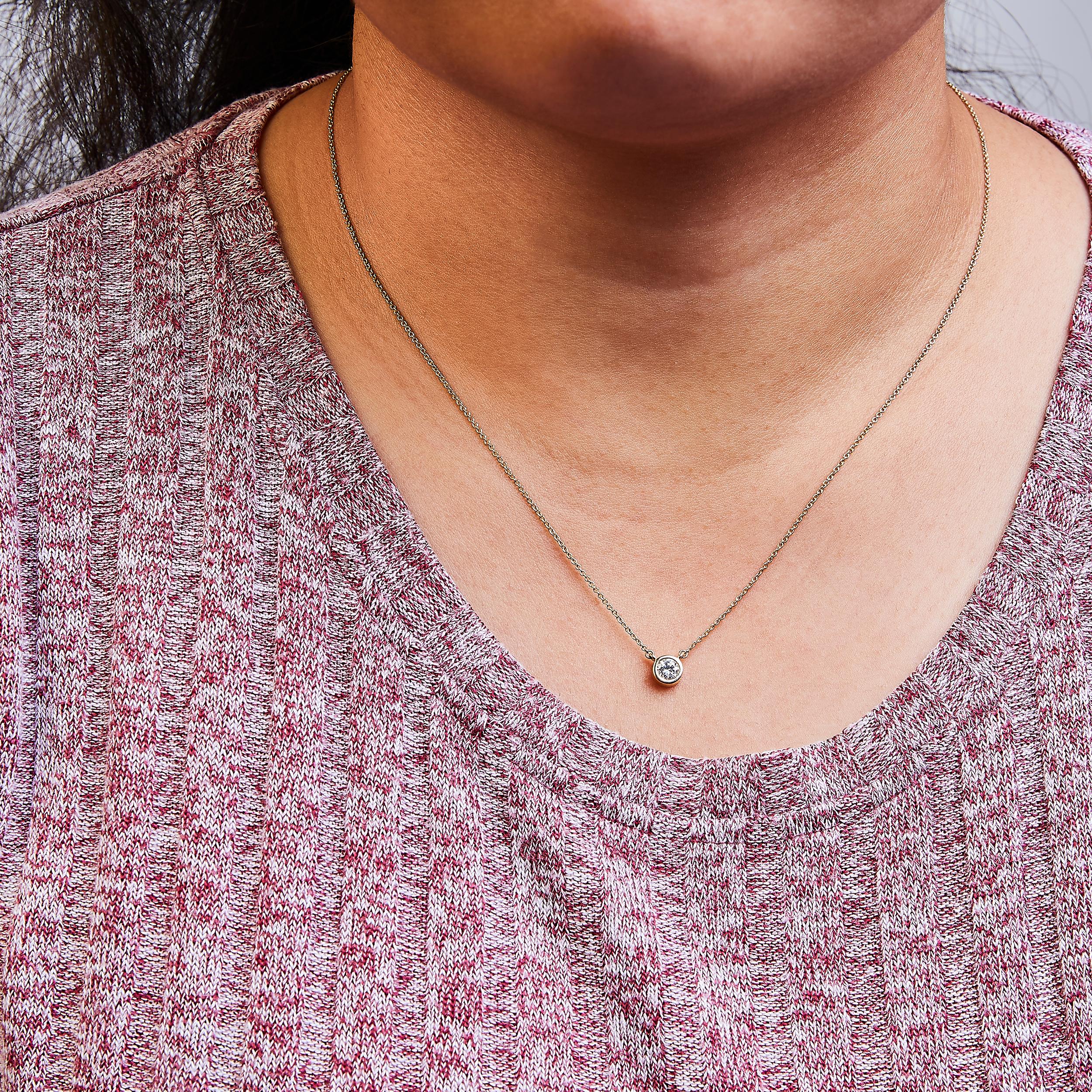 Collier solitaire en or jaune 10K avec pendentif en diamant taillé en brillant de 1/3 Cttw Modernity Neuf - En vente à New York, NY