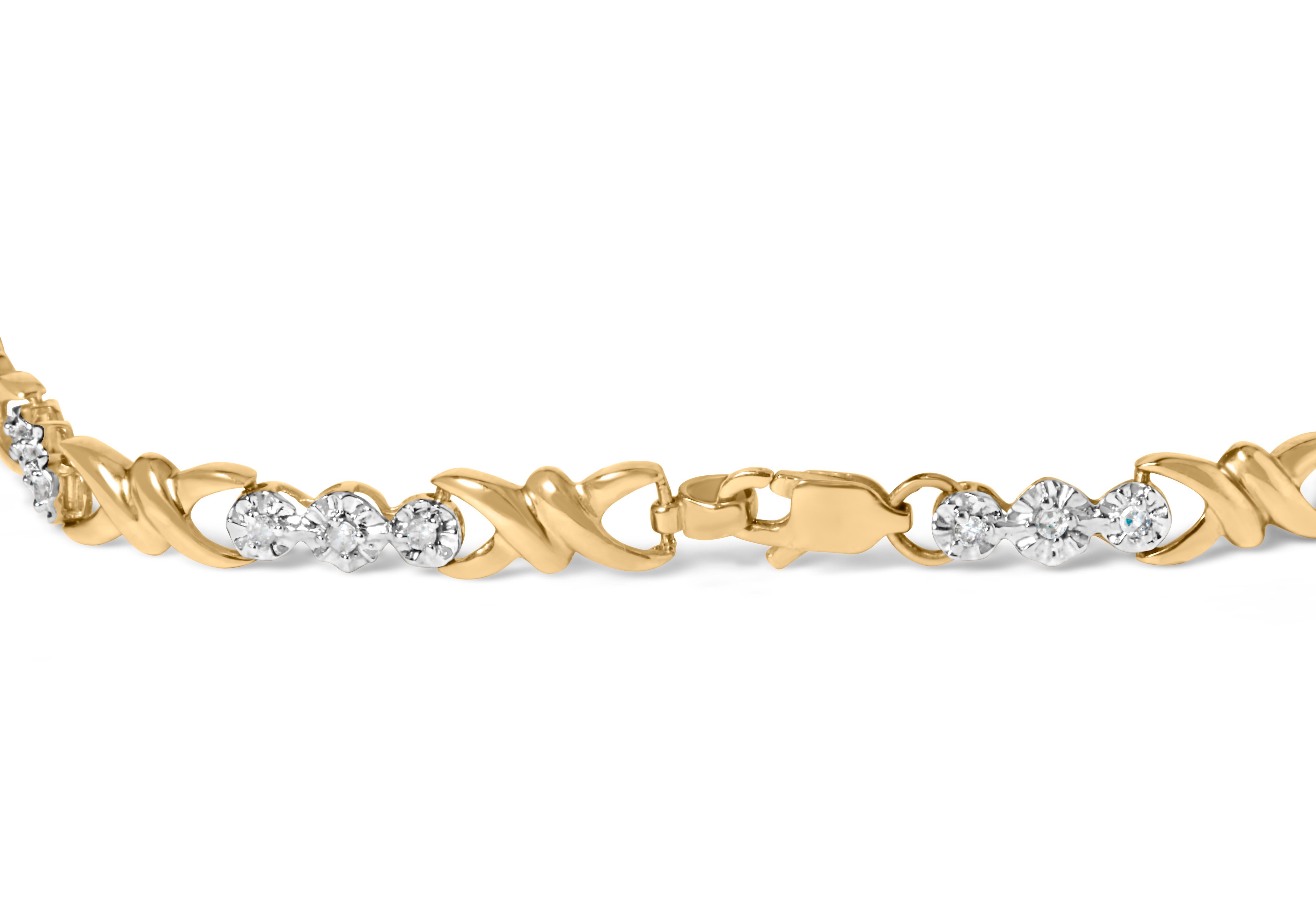 Laissez-vous séduire par la beauté de ce superbe bracelet en or jaune 10k serti de diamants. Le design complexe en X est orné de 30 diamants ronds naturels, totalisant 1/3 cttw. Les diamants sont soigneusement sertis dans une monture miracle,
