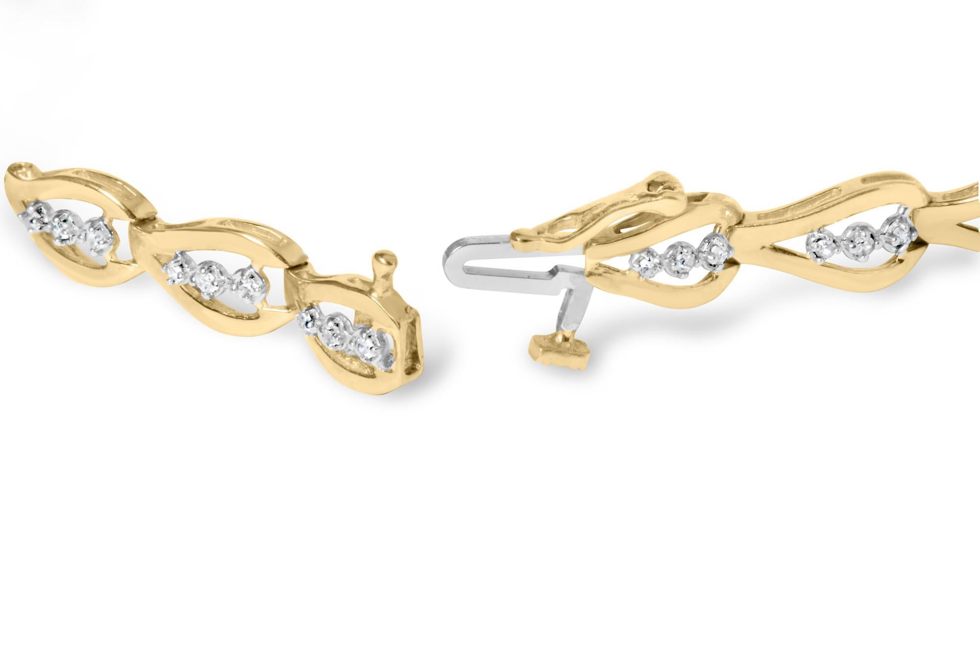 Drapez votre poignet dans l'opulence de ce bracelet en or jaune 10k, où l'élégance rencontre le charme intemporel. Chaque maillon, sculpté avec art dans une silhouette de goutte d'eau, abrite un trio de diamants naturels qui dansent splendidement à
