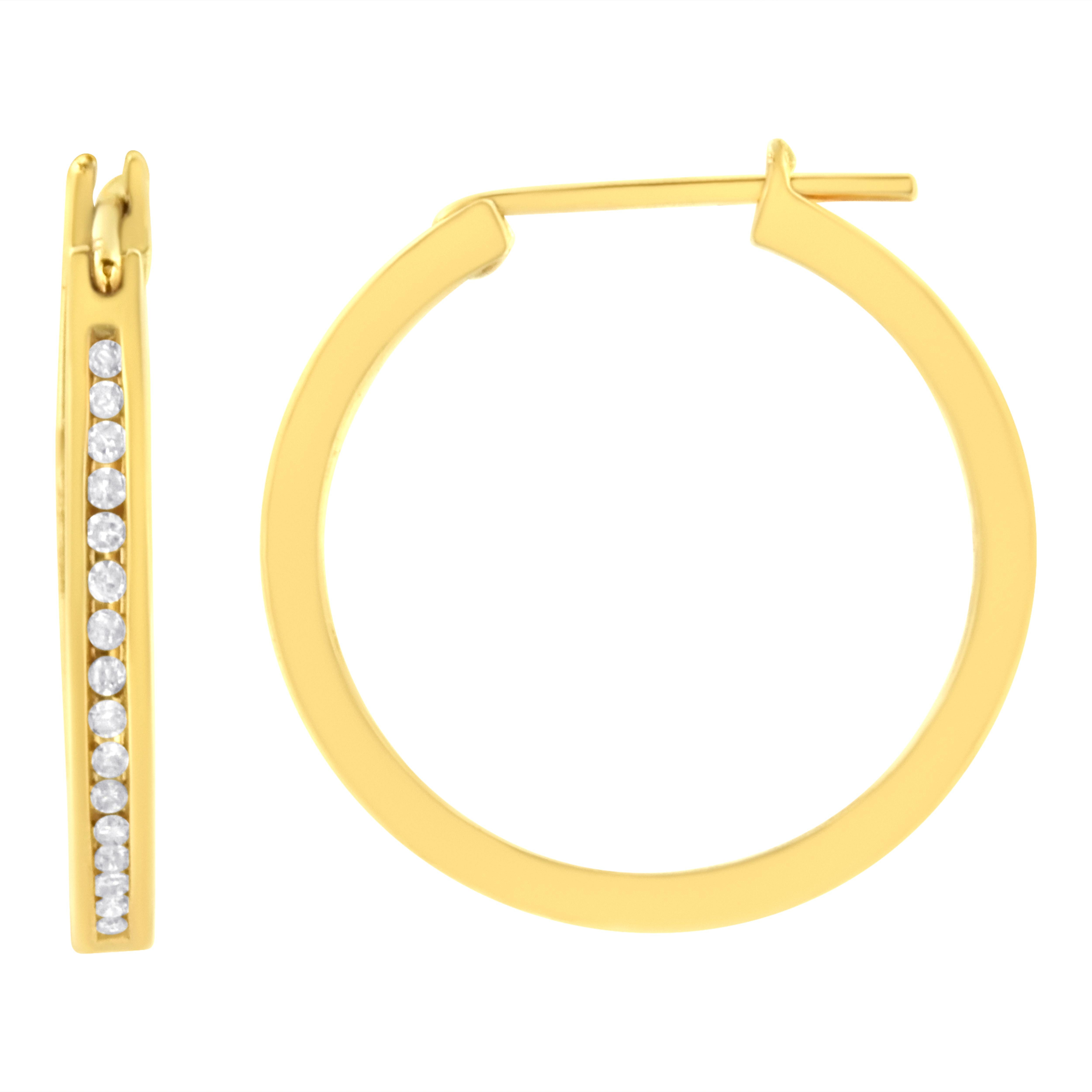 Aggiungi un po' di brillantezza al tuo quotidiano con questi classici orecchini a cerchio. Realizzato in oro giallo 10 carati lucido, questo modello sfoggia 1/4 ct TDW di diamanti a taglio rotondo incastonati a canale, che si trovano sulla parte