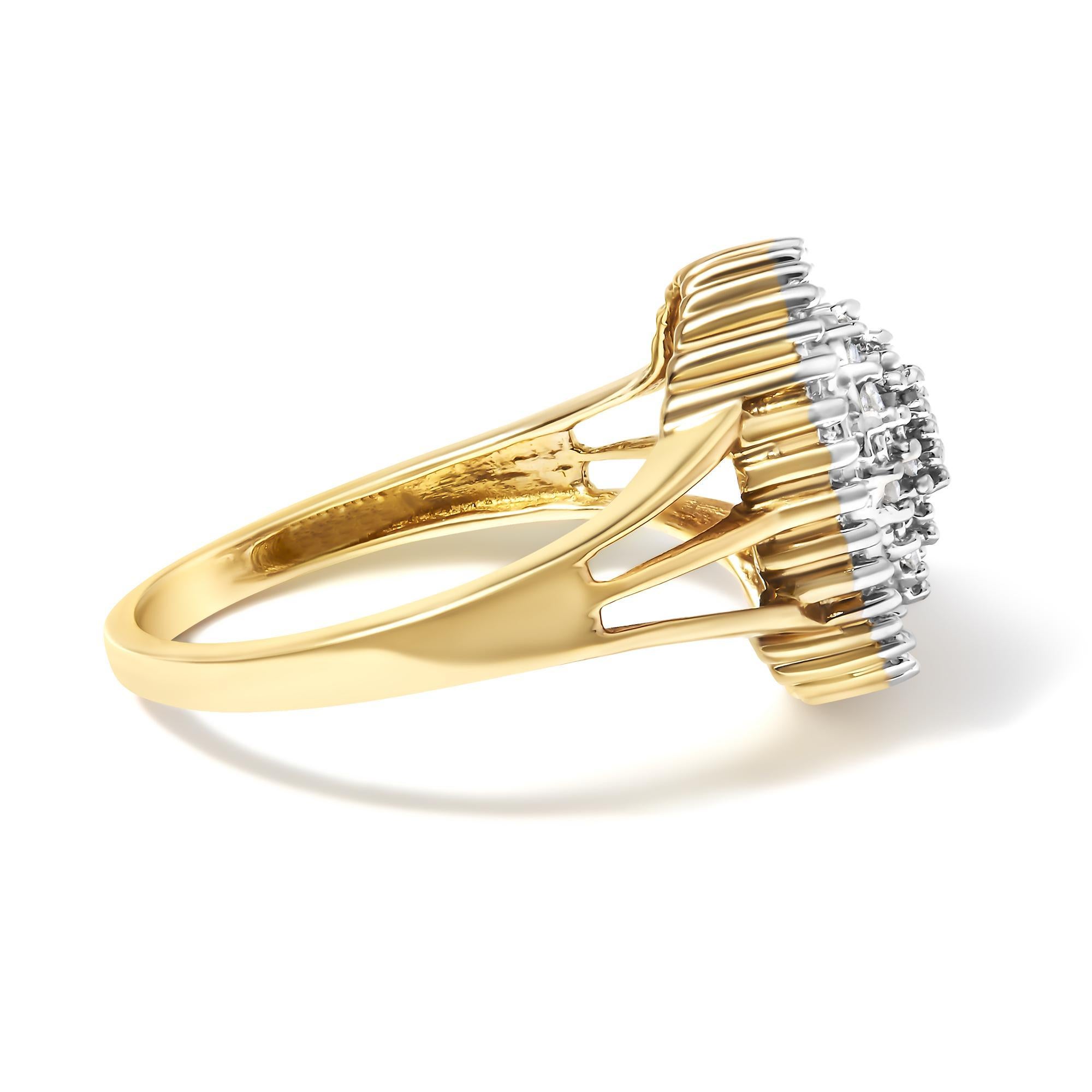 Ein gewagter Cocktailring aus Gold und Diamanten. Dieser birnenförmige Ring ist mit 15 runden und 14 Diamanten im Baguetteschliff in einer Zacken- bzw. Kanalfassung besetzt. Die Diamanten mit einem Gesamtgewicht von 1/4 Karat sind in glänzendes 10