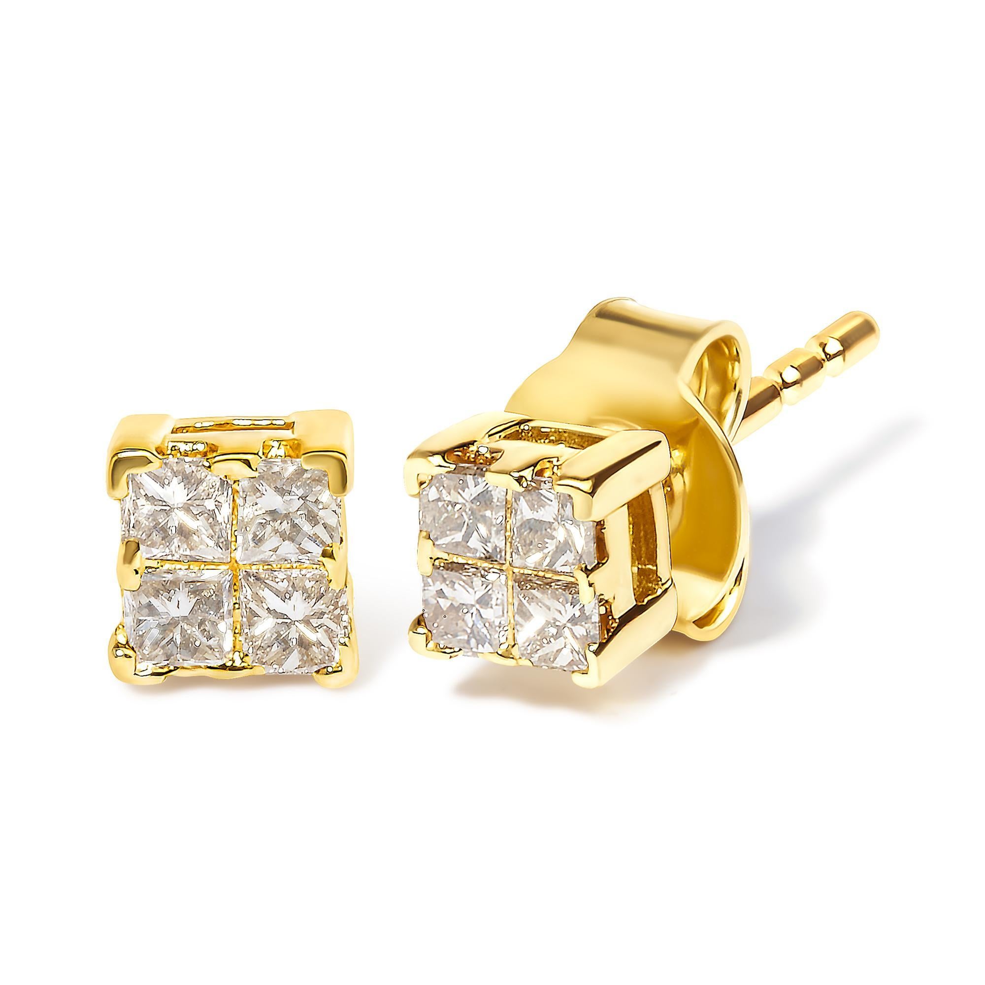 Paire de boucles d'oreilles carrées avec une grappe de quatre diamants de taille princesse. Fabriquées en or rose 10 carats, elles ont un poids total de diamants de 1/4 de carat.


 • Métal : Or jaune 10K
 • Poids moyen en grammes : 0.72
 • Diamant