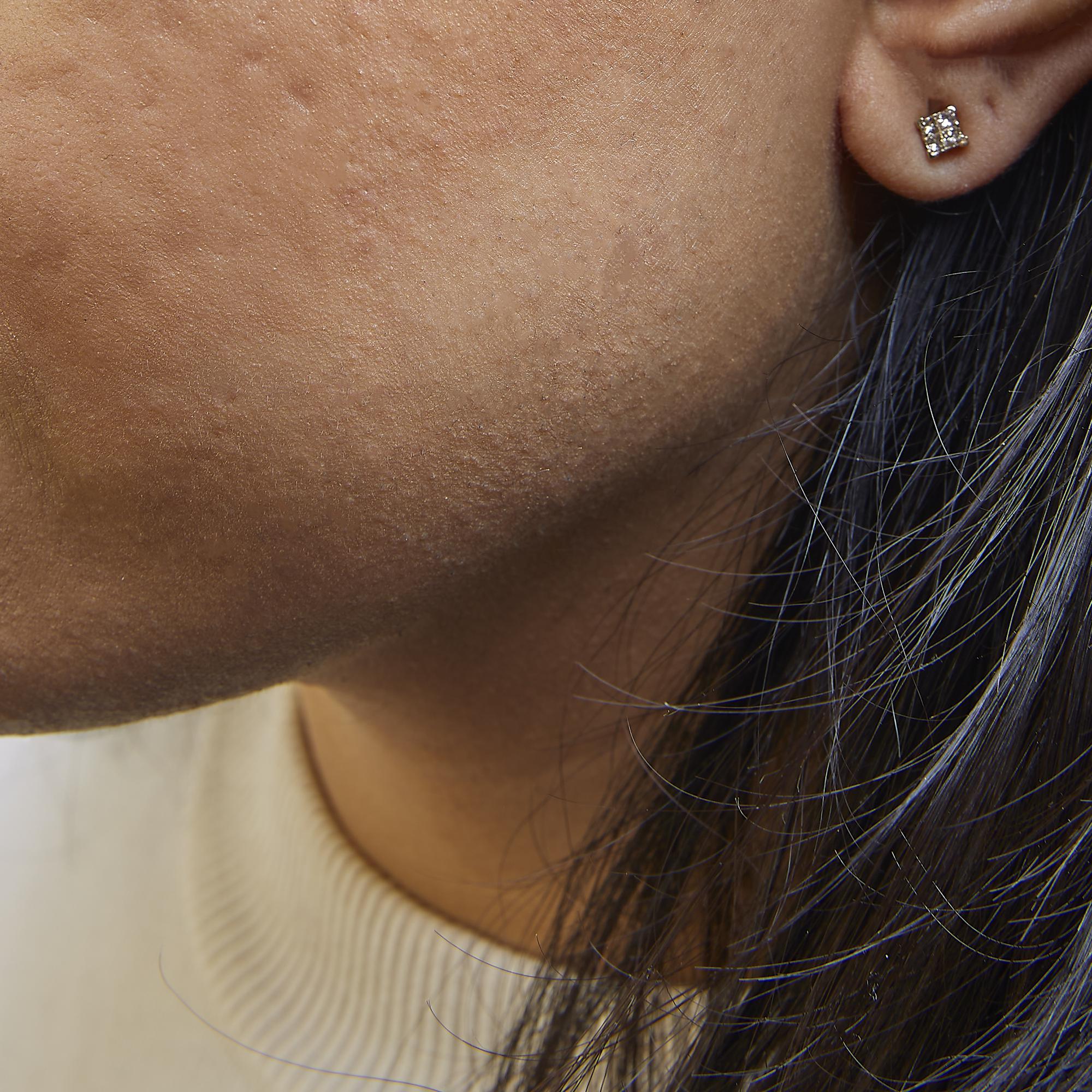 Boucle d'oreille en or jaune 10K avec diamant taille princesse 1/4 cttw Neuf - En vente à New York, NY