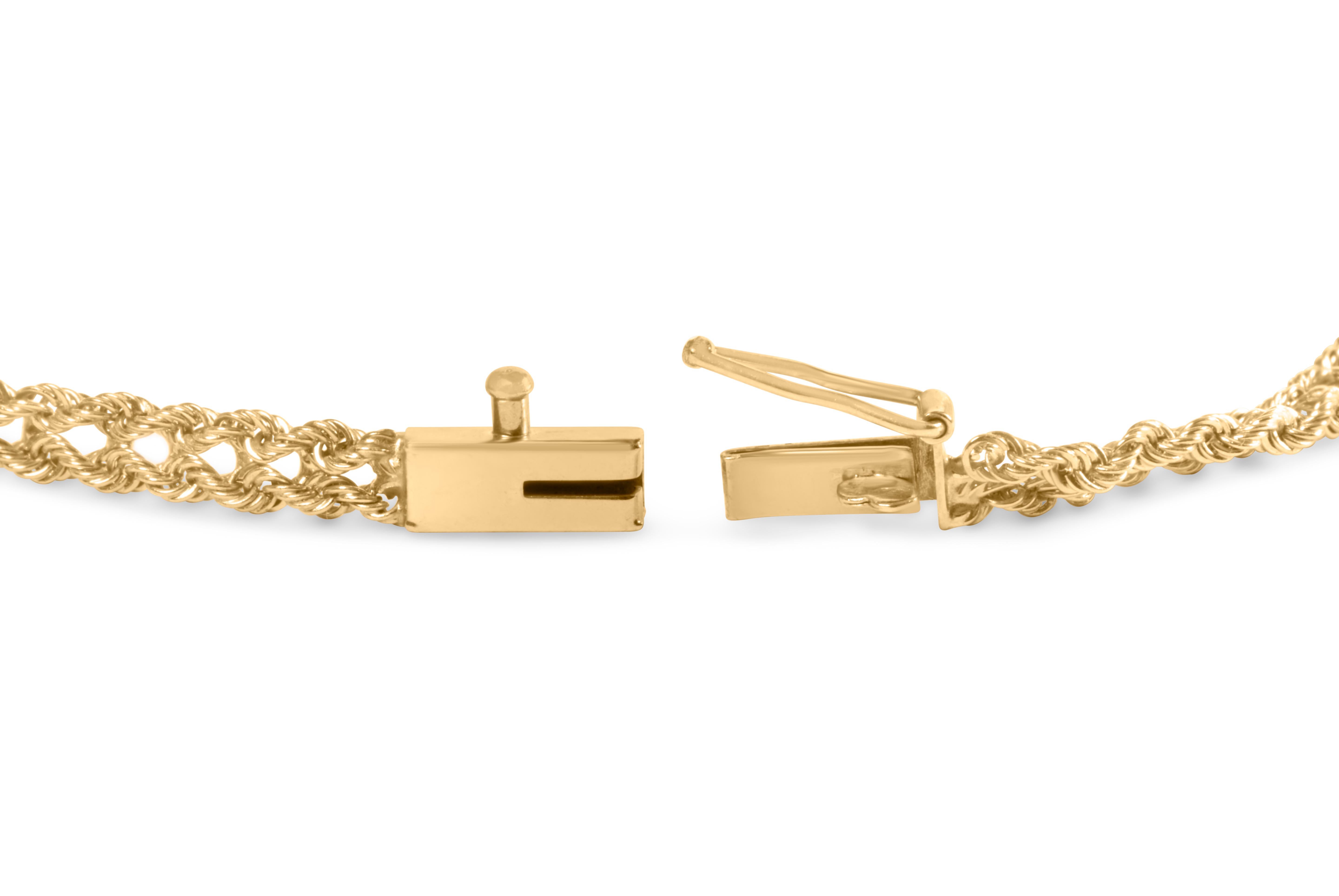 Lasciati sedurre dalla bellezza lussuosa del nostro bracciale a catena con intreccio a cesto in oro giallo 10K, ornato da 5 splendidi diamanti taglio rotondo per un totale di 1/4 di carato. Ogni diamante è incastonato con cura in un'incastonatura a