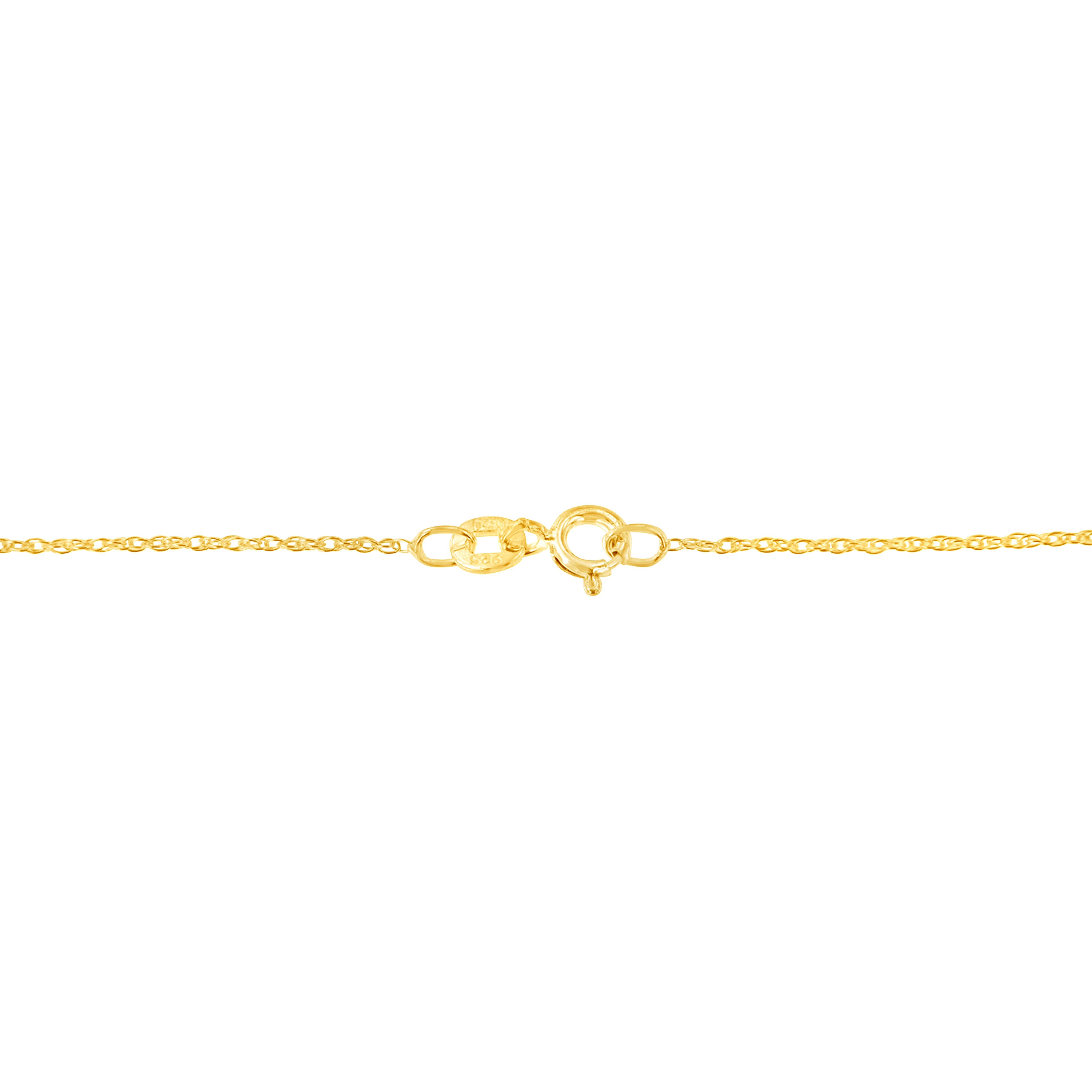 Voici un chef-d'œuvre exquis qui allie sans effort élégance et sophistication. Ce collier pendentif en or jaune 10K met en valeur un trio d'éblouissants diamants de taille princesse, d'un poids total de 1/5 carat. Chaque diamant, méticuleusement