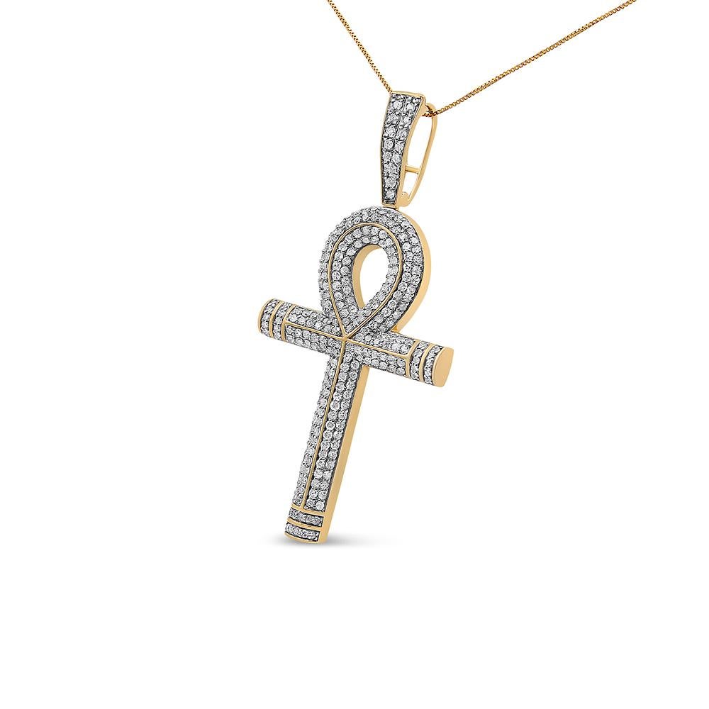 Célébrez la vie avec cet envoûtant collier pendentif en diamant pour homme ! Réalisé en or jaune 10 carats véritable, ce modèle renommé présente une forme de croix ankh sculptée, incrustée d'une collection étincelante de 260 diamants ronds sertis en