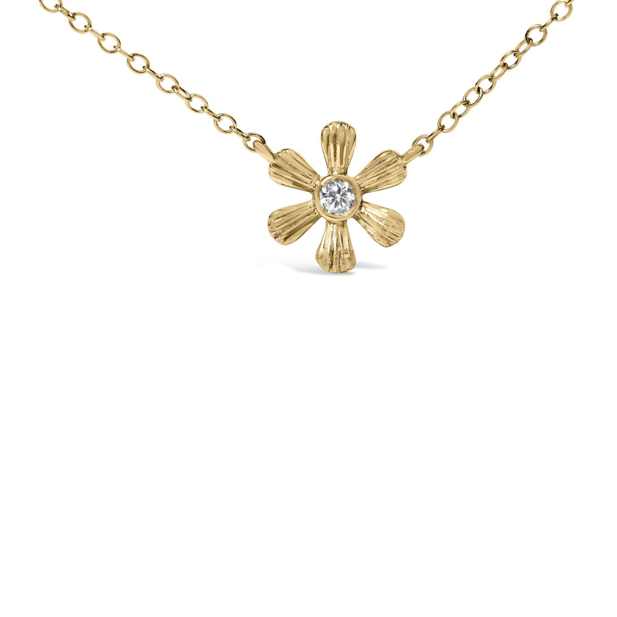 Avvolgiti nel lusso delicato della collana a catena Floral Station con diamanti in oro giallo 10K, dove l'eleganza classica incontra il fascino stravagante della natura. Realizzato a mano in lucente oro giallo 10 carati, questo squisito pezzo