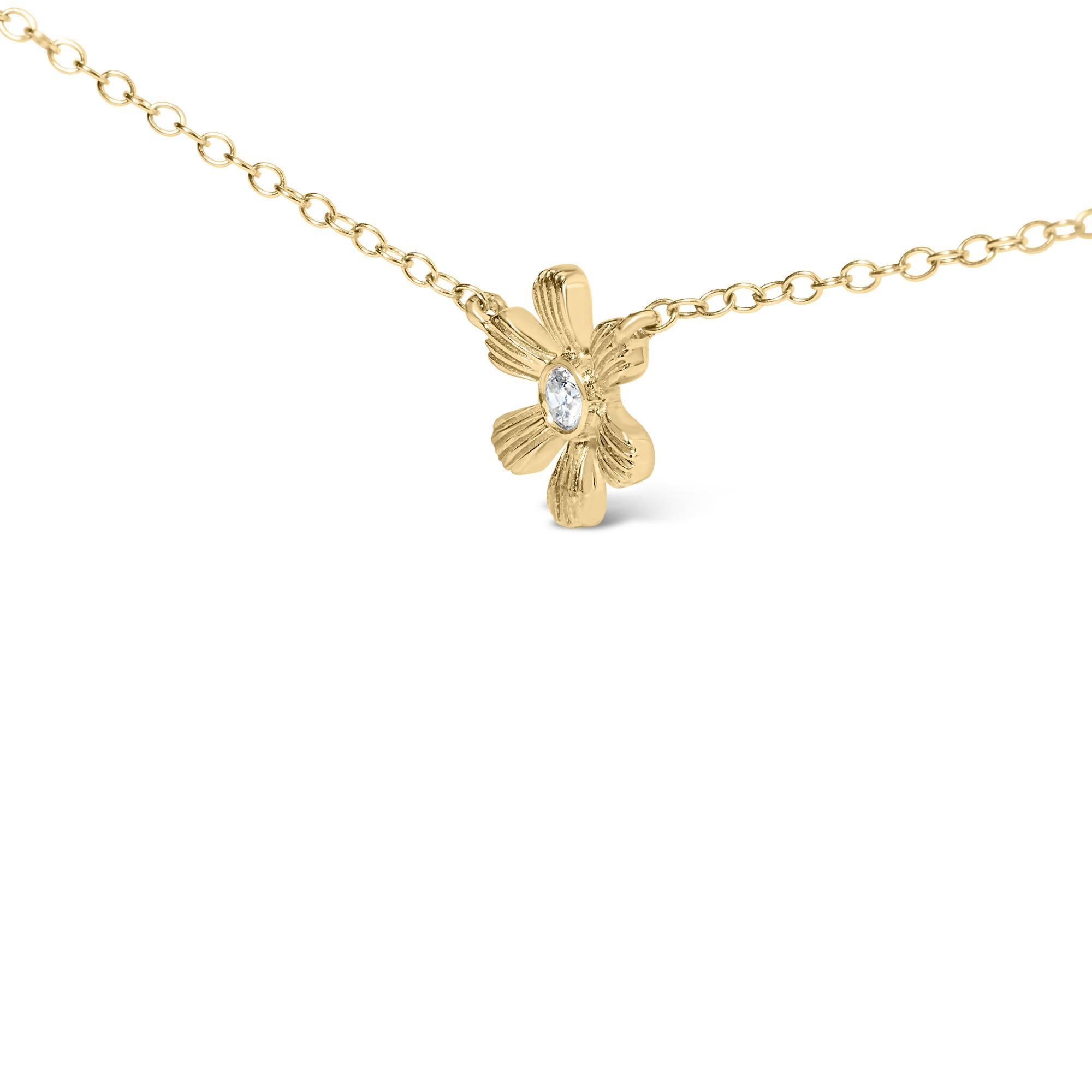 Moderno Collana a catena con stazione floreale in oro giallo 10K con diamante da 1/8 cttw in vendita