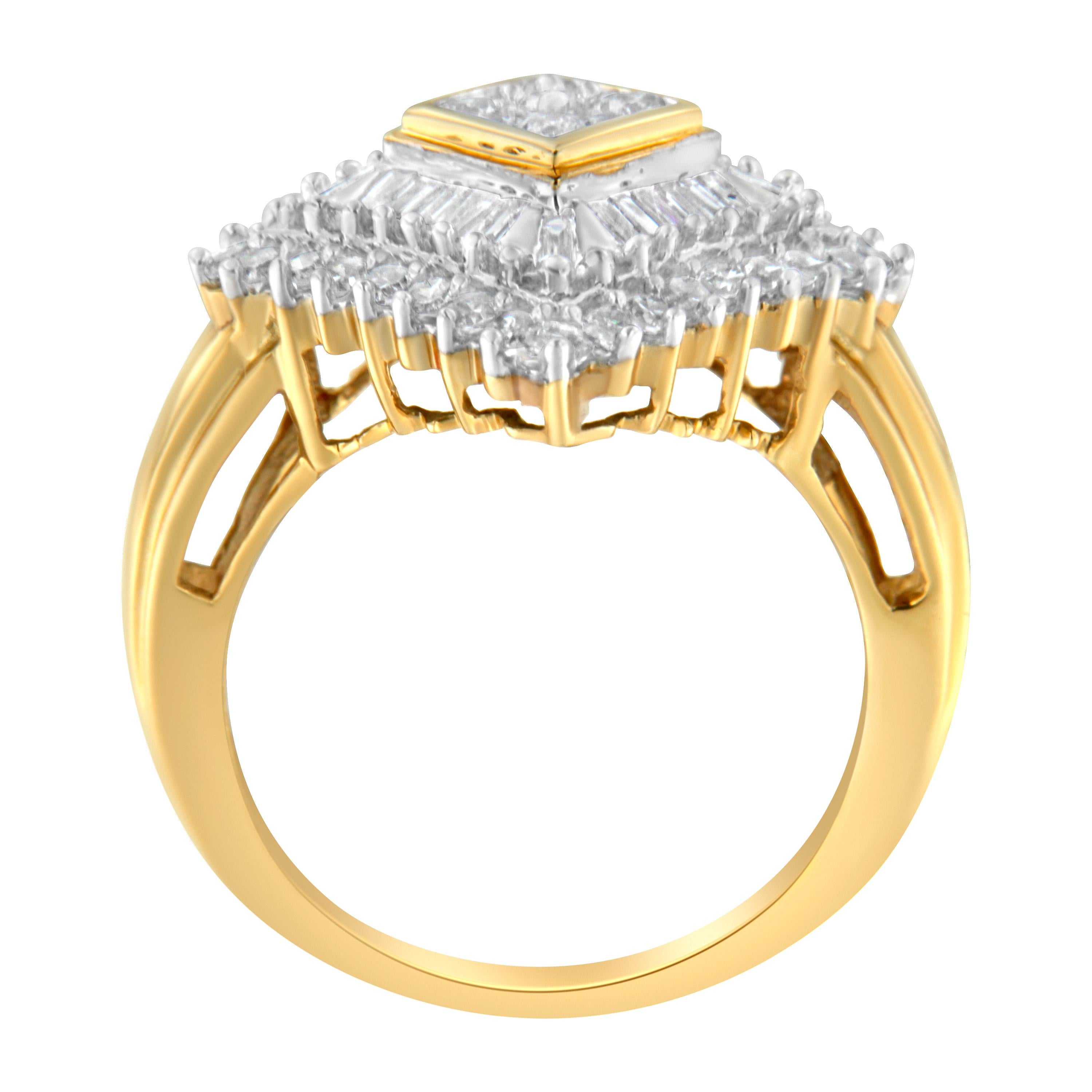 Un anello ballerina con diamante che presenta un gruppo centrale quadrato di diamanti rotondi circondato da una doppia aureola di diamanti baguette e rotondi. Realizzato in oro giallo 10 carati, l'anello ha un peso totale di diamanti di 1