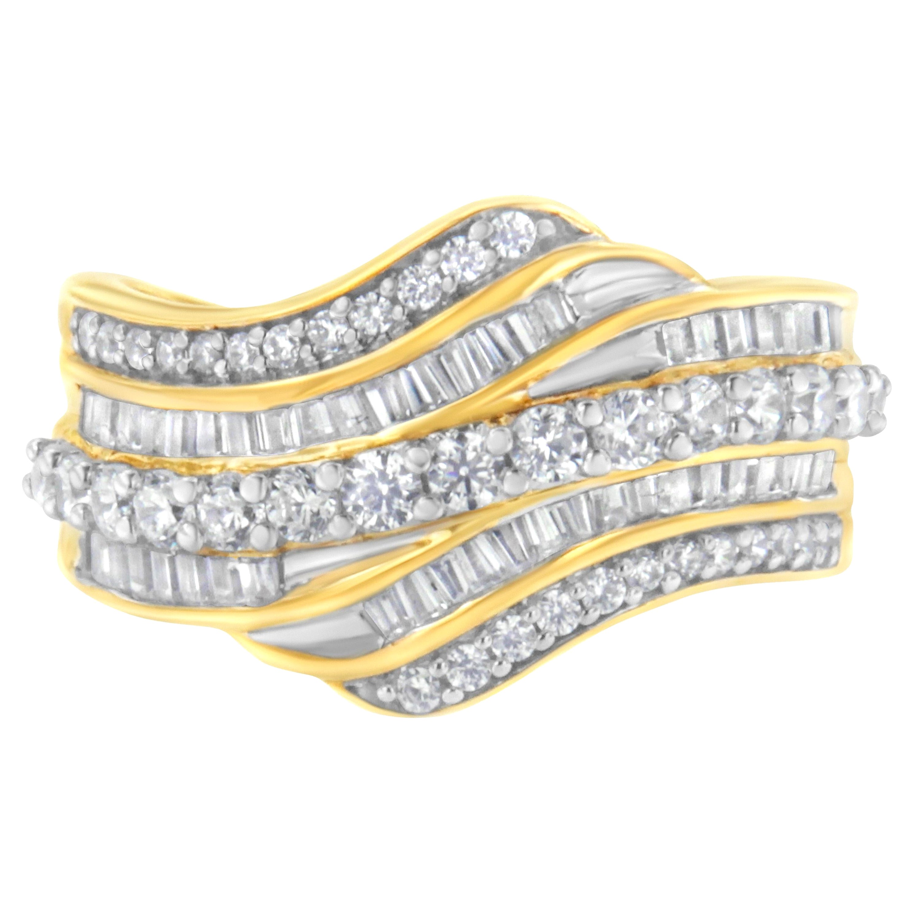 Anello con bypass a onda a più file di diamanti tondi e baguette in oro giallo 10k da 1,0 carati
